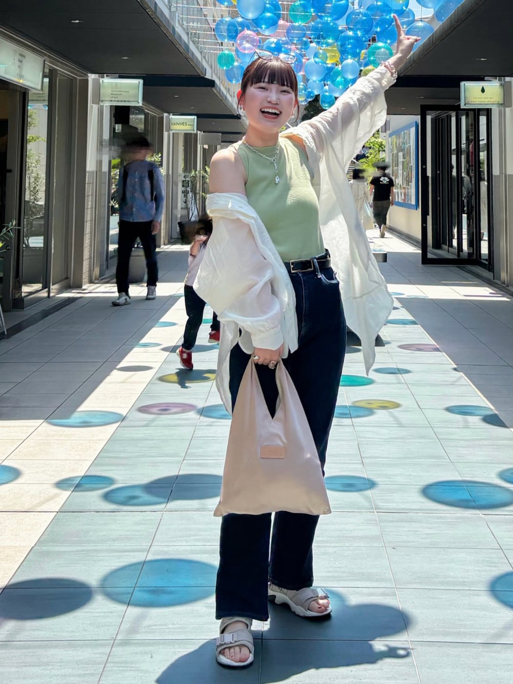 グリーン系のタンクトップ、ホワイト系のシャツ/ブラウス、ブルー系のデニムパンツを着用したレディースの夏コーディネートの1枚目の写真