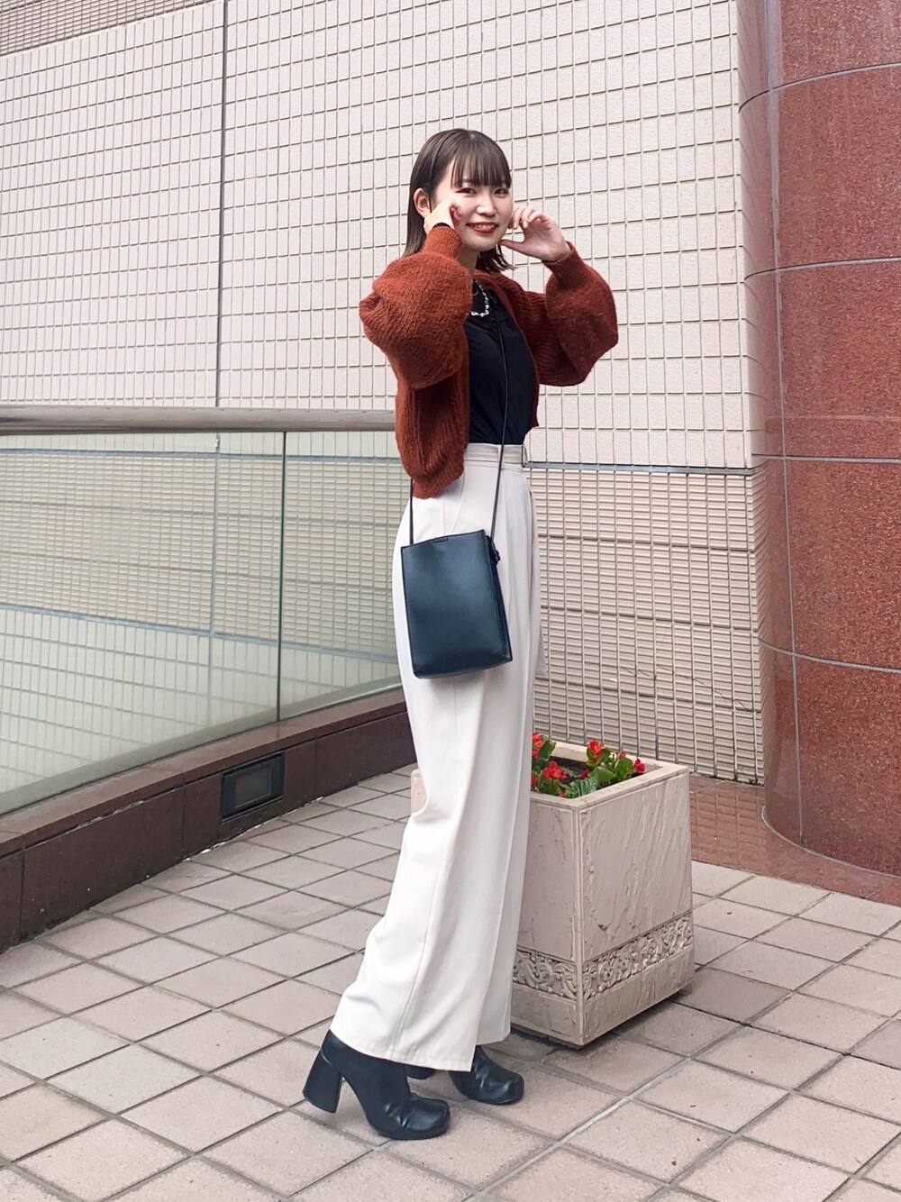 「eim、lawgy、UNIQLO、ユニクロ、hinari、シアーシャツ、テラコッタ、カーディガン、カラーニット、ハイウエスト、ブーツ、スクエアトゥ、大人カジュアル、秋服、秋コーデ」｜「hinariのミックスニットショートカーディガン（カーディガン/ボレロ、ブラウン系）」を使った、みさきさん（レディース・162cm）の秋コーディネートの1枚目の写真