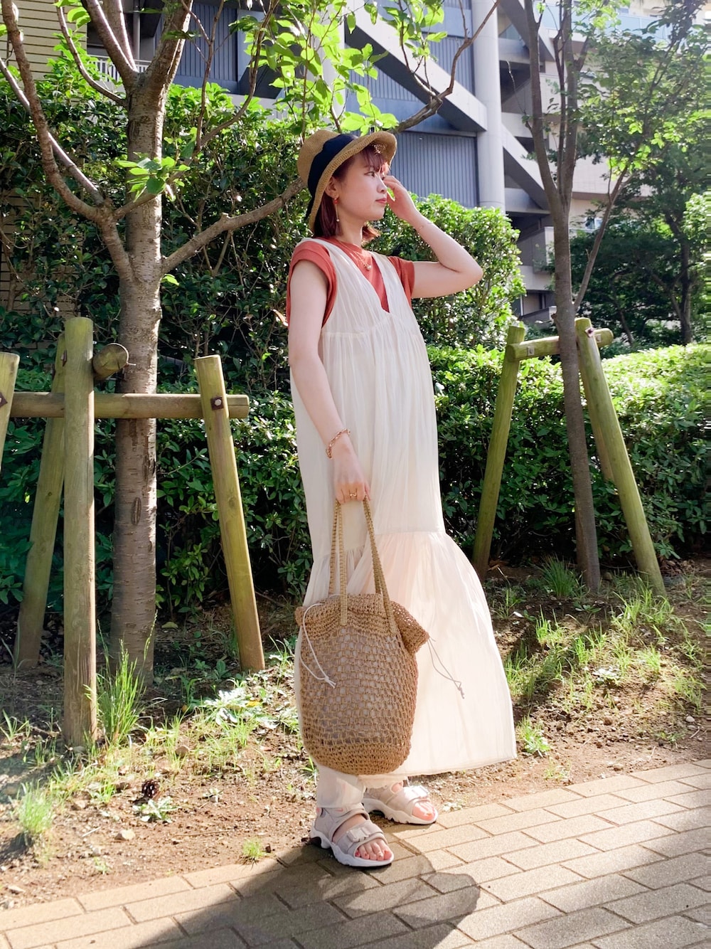 「Kastane、kastane_ootd、Danton、NIKE、フレンチスリーブ、ワンヒース、シフォンワンピ、スポーツサンダル、カンカン帽、麦わら帽子、かごバッグ、オレンジ、テラコッタ、夏コーデ」｜「Kastaneの【WEB限定/サイズ展開あり】ワッシャーシフォン無地ワンピース（ワンピース、ホワイト系）」を使った、みさきさん（レディース・162cm）の夏コーディネートの1枚目の写真