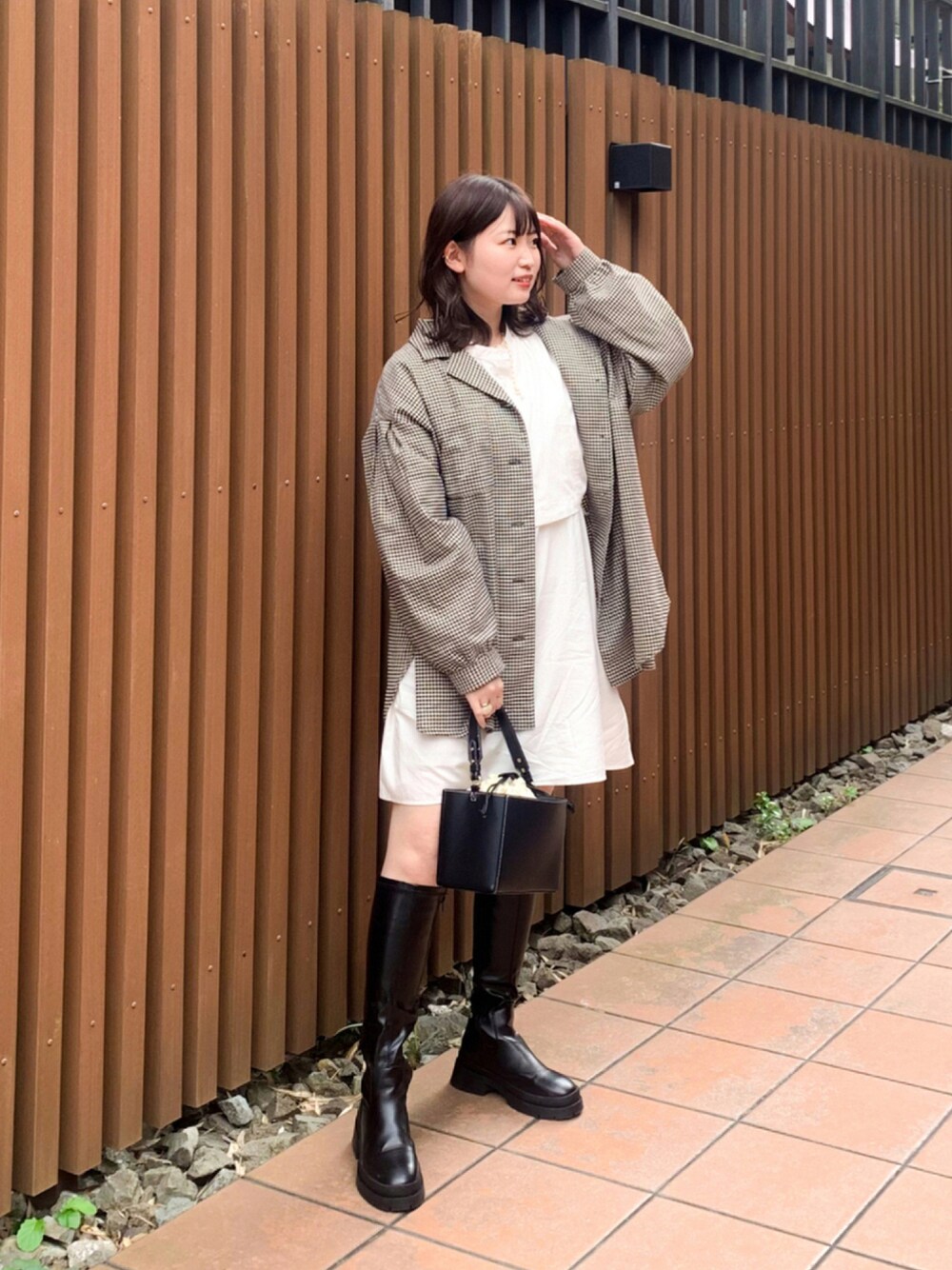 「チェック、ビッグシルエット、チェックシャツ、ショートパンツ、LOWRYS FARM、ロングブーツ、ブラウン、プチプラ、チェックジャケット、フェイクレザー、GRL、ミニワンピ、スクエアバッグ、ボリューム袖、だから秋服が好き」｜「LOWRYS FARMのピンタックレイヤードブラウスLS　214864（シャツ/ブラウス、ホワイト系）」を使った、みさきさん（レディース・162cm）の秋コーディネートの1枚目の写真