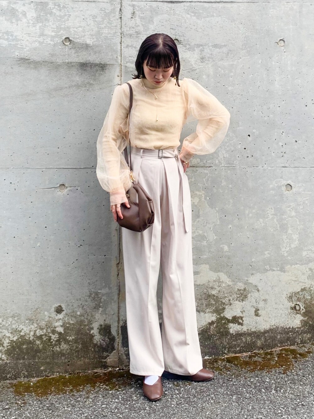 「UNIQLO、ユニクロ、lawgy、オーガンジー、オーガンジーブラウス、シアートップス、シアーシャツ、ワントーン、ワントーンコーデ、淡色、淡色コーデ、淡色女子、春服、春コーデ」｜「lawgyのwasher puff sleeve tops（Tシャツ/カットソー、ベージュ系）」を使った、みさきさん（レディース・162cm）の冬コーディネートの1枚目の写真
