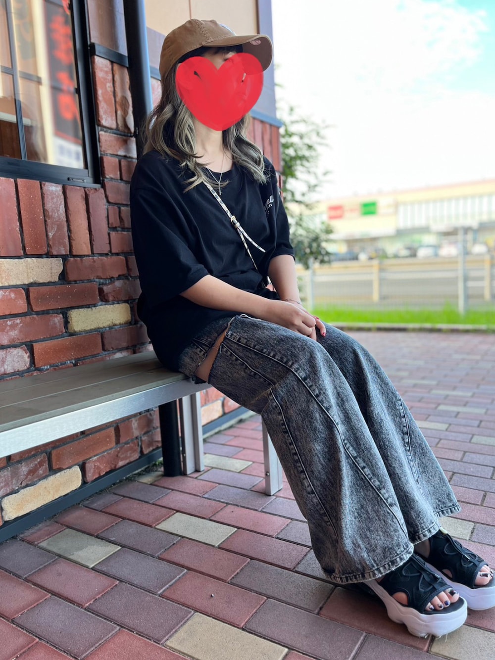 「IN THE MARKETのアイテム（Tシャツ/カットソー、ブラック系）」を使った、マッキーさん（レディース・154cm）の秋コーディネートの1枚目の写真