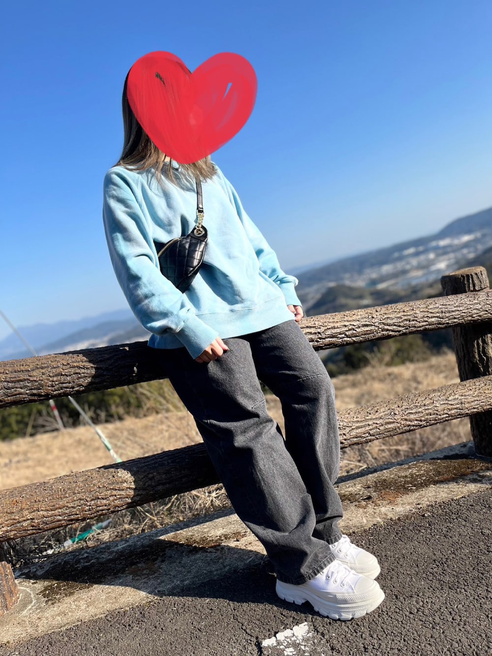 「JEANASISのワイドカーブデニムパンツ/181385（デニムパンツ、ブラック系）」を使った、マッキーさん（レディース・154cm）の春コーディネートの1枚目の写真