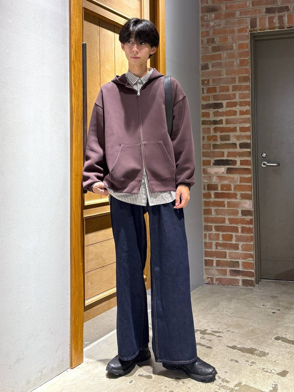 ブルー系のデニムパンツ、その他のショルダーバッグ、ブラウン系のシャツ/ブラウスを着用したメンズの秋コーディネートの1枚目の写真