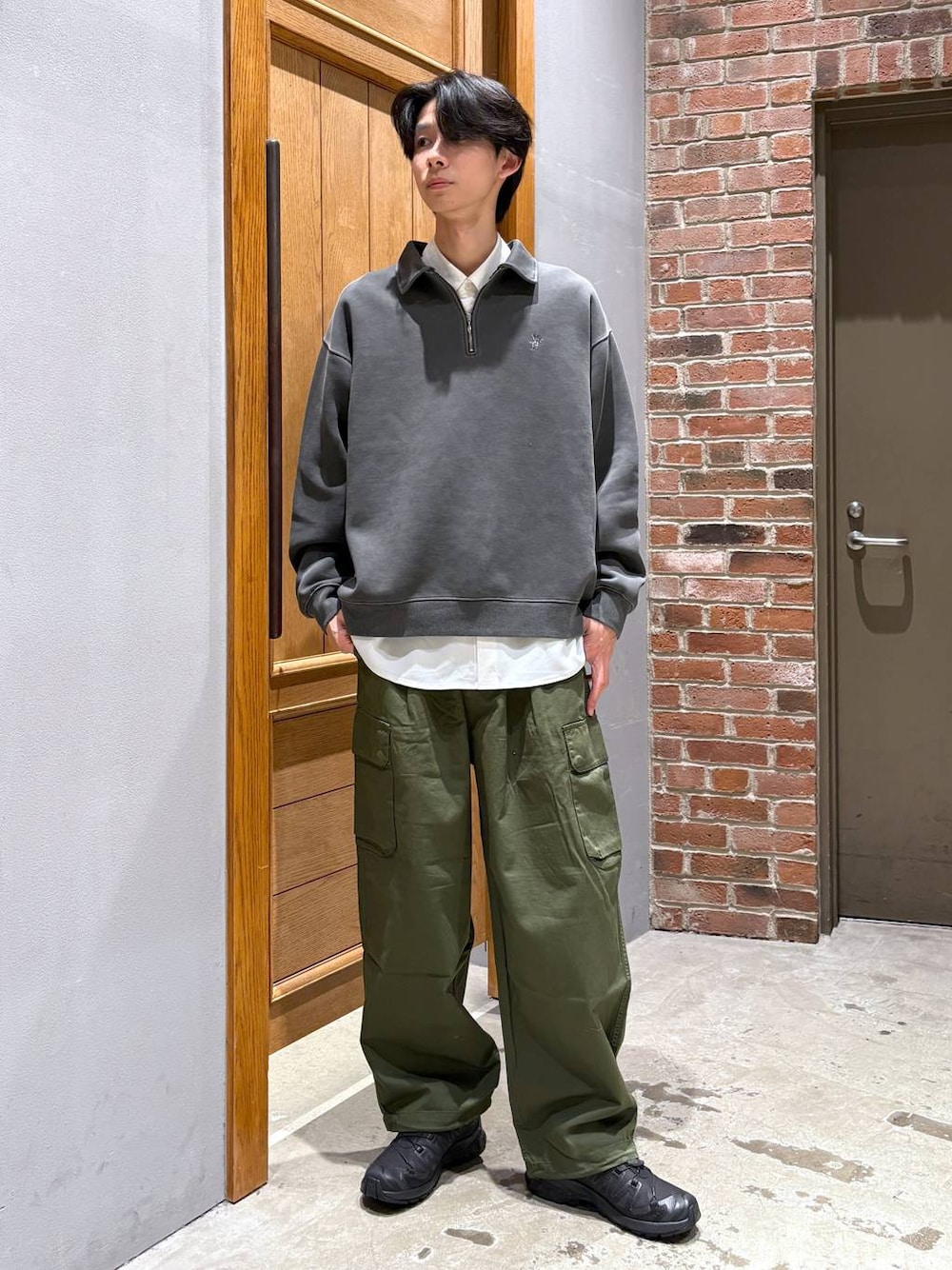 ホワイト系のシャツ/ブラウス、ブラック系のスニーカー、その他のスウェットを着用したメンズの冬コーディネートの1枚目の写真