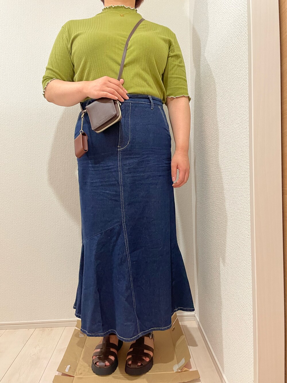「大きいサイズ、プラスサイズ、大柄女子、ゴリラ女子、秋カラー、スカートスタイル、しまむら、GU、サンダル」｜「GUのアイテム（サンダル、ブラウン系）」を使った、あんちゃんさん（レディース・170cm）の夏コーディネートの1枚目の写真