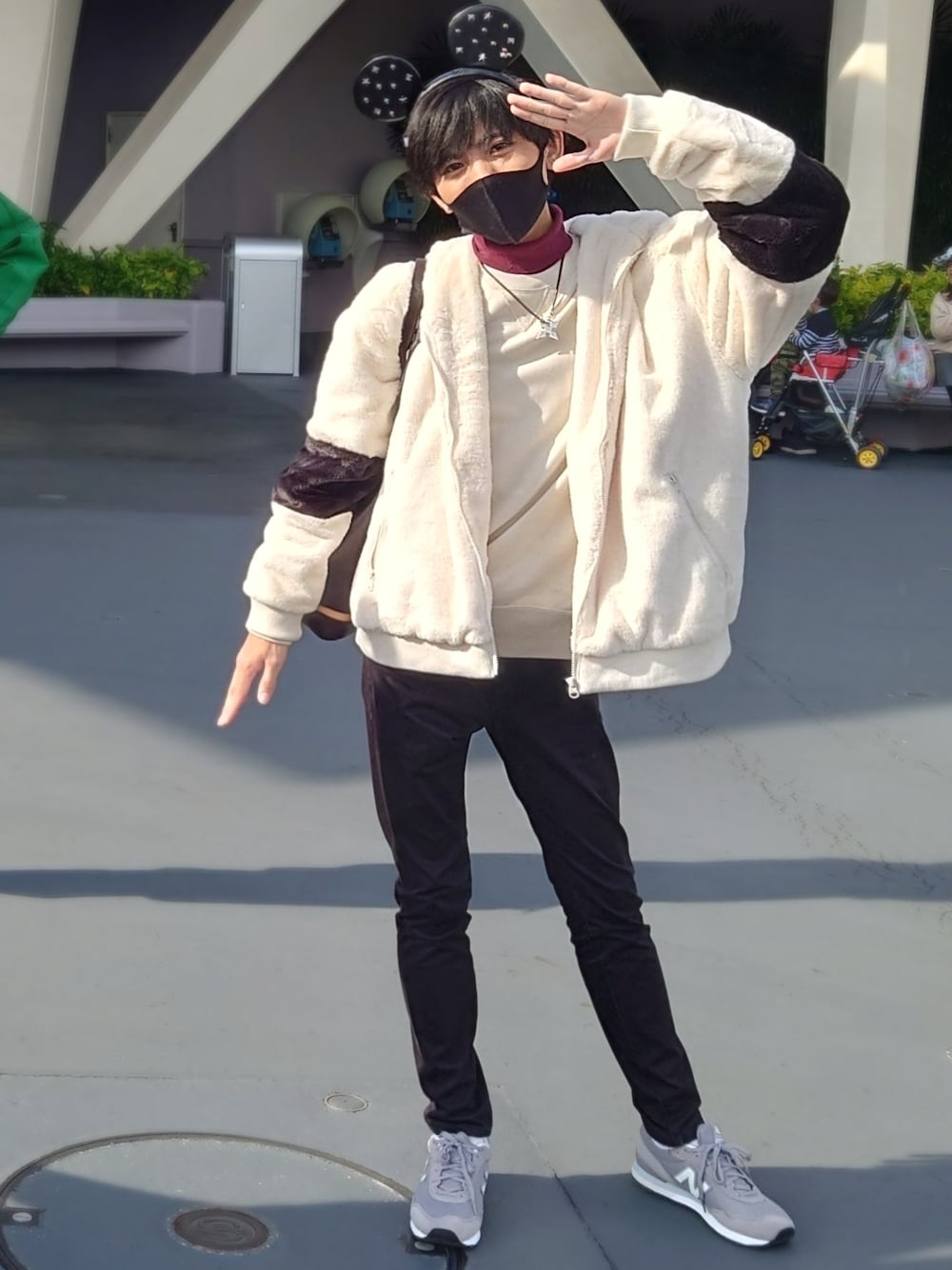 ホワイト系のブルゾン、ベージュ系のスウェット、レッド系のTシャツ/カットソーを着用したメンズの秋コーディネートの1枚目の写真