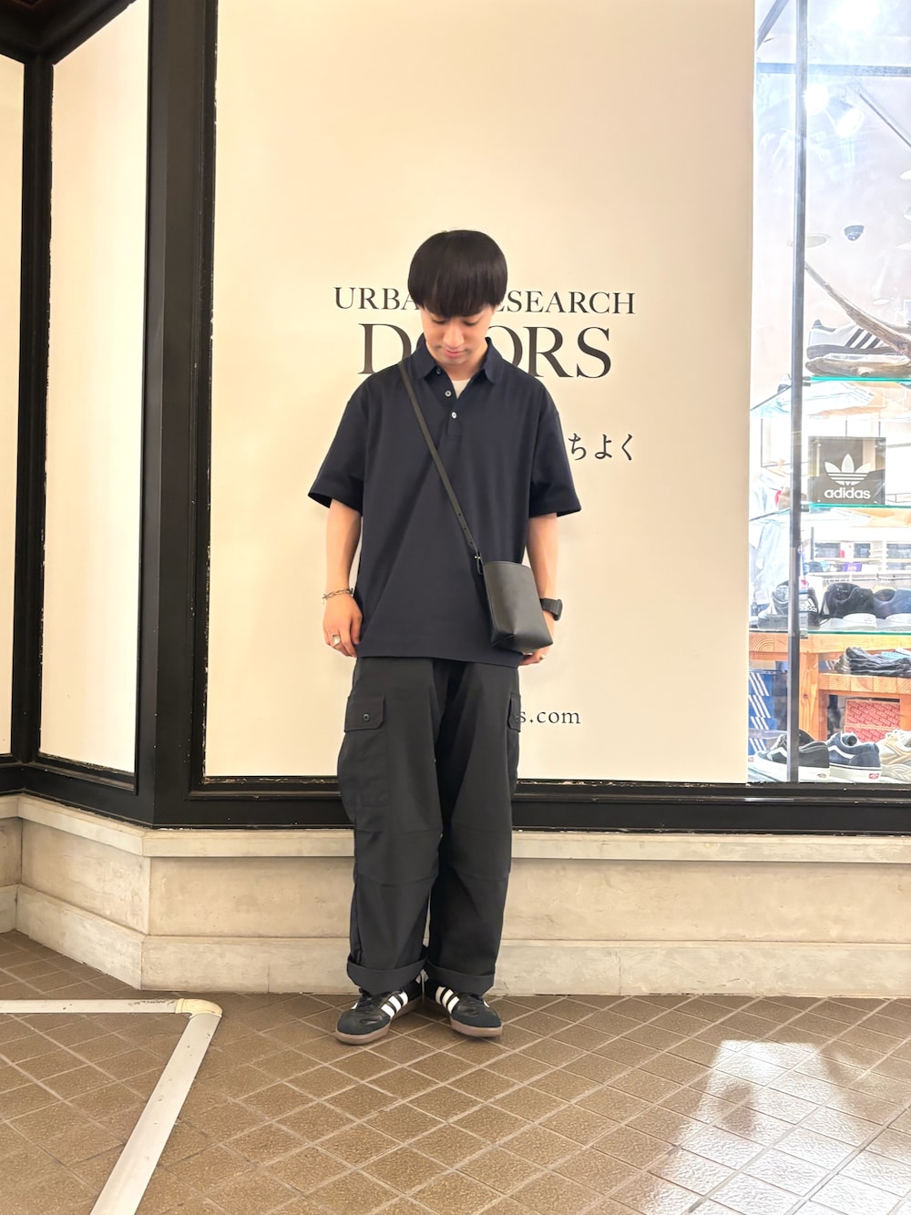 「最旬夏の快適スタイル、サマーコーデ、サマースタイル、ポロシャツ、ポロシャツコーデ、カーゴパンツ、カジュアルコーデ、カジュアル」｜「URBAN RESEARCH DOORSの『永山瑛太さん着用』『吸水速乾/イージーケア/接触冷感』クイックドライS/Sポロシャツ（ポロシャツ、ブルー系）」を使った、りくとさん（メンズ・170cm）の夏コーディネートの1枚目の写真