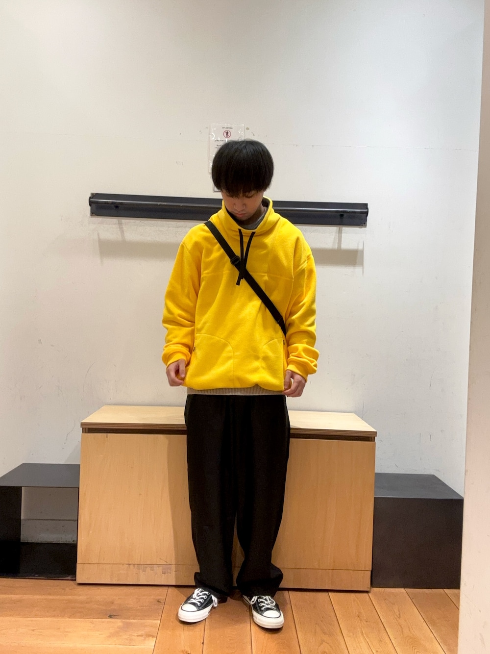 「冬コーデ、冬コーディネート、冬のコーデ、フリース、カジュアル、カジュアルコーデ、カジュアルスタイル、スニーカー、スニーカーコーデ、カラーニットで楽しむ冬コーデ、ニット」｜「URBAN RESEARCH DOORSの『XLサイズ/WEB限定』ハミルトンウールクルーネックニット（ニット/セーター、ベージュ系）」を使った、りくとさん（メンズ・170cm）の冬コーディネートの1枚目の写真