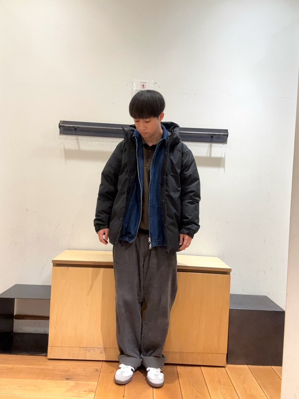 「冬、冬コーデ、冬アウター、冬のコーデ、冬服、カジュアル、カジュアルコーデ、カジュアルスタイル、カジュアルダウン、スニーカー、スニーカーコーデ、ダウン、ダウンジャケット、ダウンコーデ、ポロシャツ」｜「URBAN RESEARCH DOORSのDenim Zip Blouson（デニムジャケット、ブルー系）」を使った、りくとさん（メンズ・170cm）の冬コーディネートの1枚目の写真
