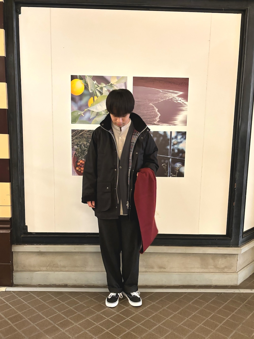 「ホリデーデートコーデ、秋冬コーデ、冬アウター、冬コーデ、ニット、カーディガン、カジュアル、カジュアルコーデ、マフラー、カシミヤ、ウール」｜「URBAN RESEARCH DOORSのカシミヤブレンド マフラー（マフラー、レッド系）」を使った、りくとさん（メンズ・170cm）の冬コーディネートの1枚目の写真