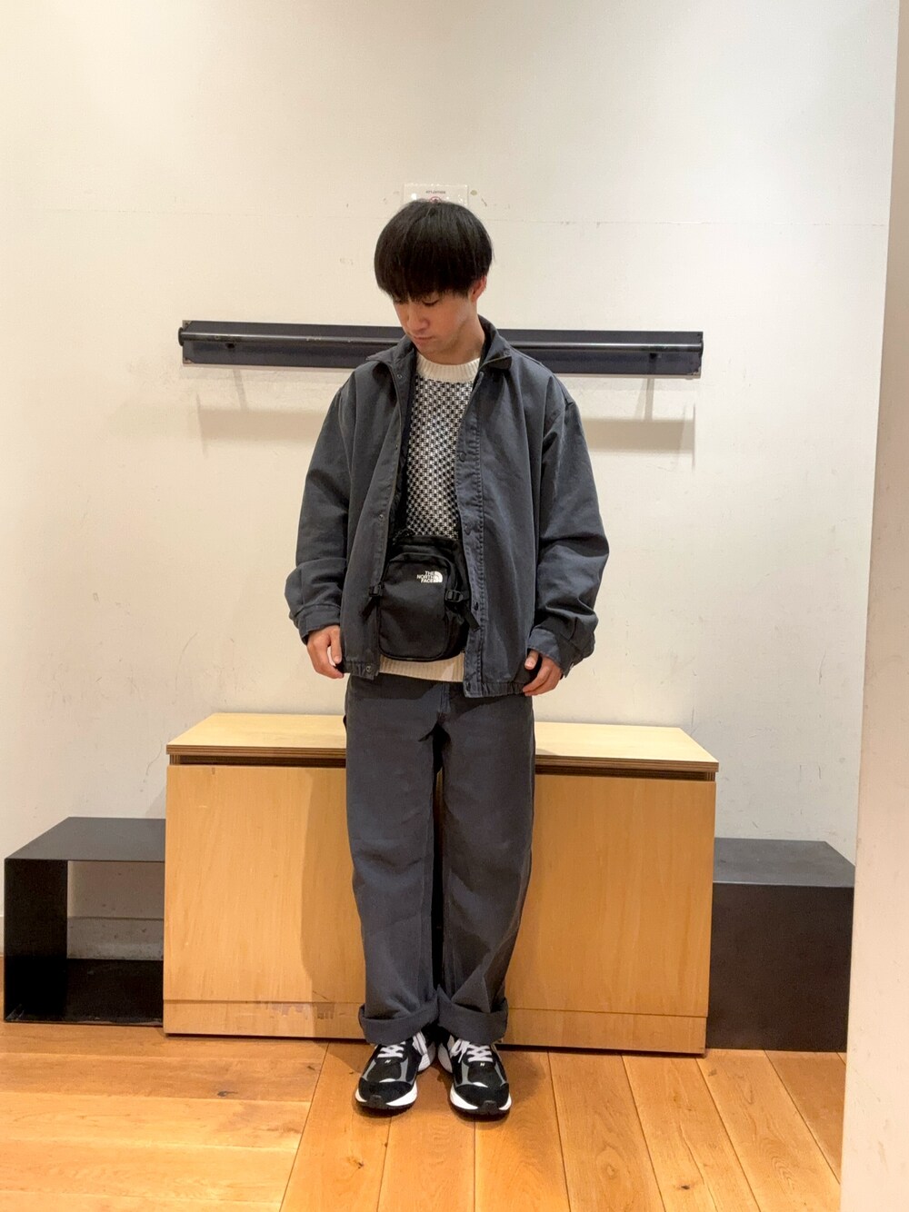 「秋冬コーデ、秋冬、秋コーデ、秋のコーデ、アウター、冬アウター、セットアップ、セットアップスタイル、ニット、スニーカー、バッグ」｜「URBAN RESEARCH DOORSの変形バーズアイニットプルオーバー（ニット/セーター、ホワイト系）」を使った、りくとさん（メンズ・170cm）の秋コーディネートの1枚目の写真