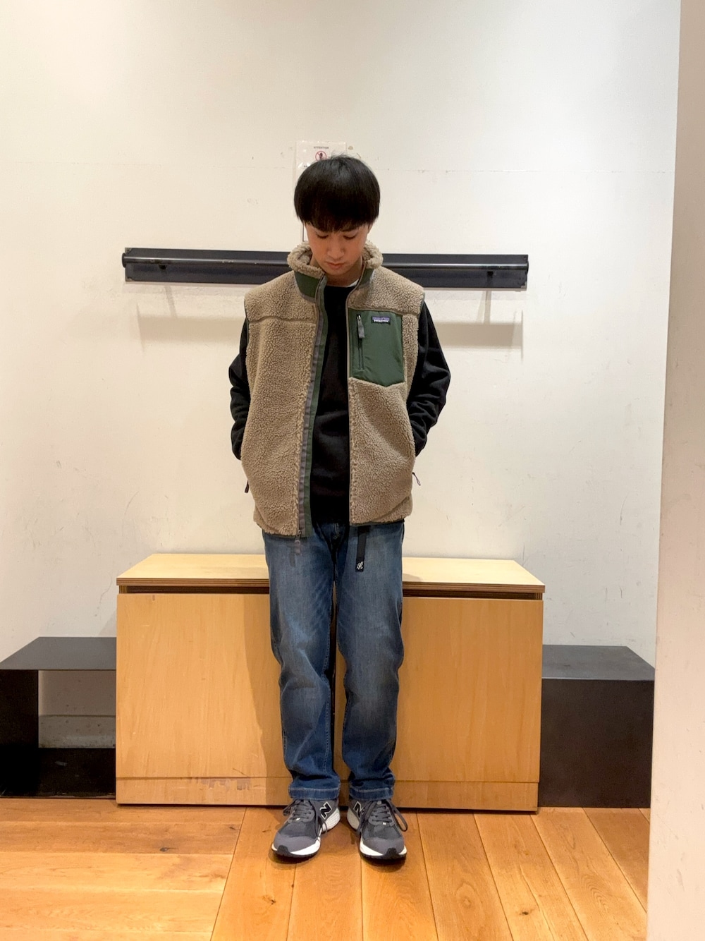 「秋コーデ、秋のコーデ、秋冬コーデ、秋服、秋服準備はじめました、ボアベスト、ベスト、スウェット、スウェットコーデ、デニム、デニムパンツ、スニーカー、dazzlin」｜「Gramicciの『別注』GRAMICCI　Mountain Tuck Pants（デニムパンツ、ブルー系）」を使った、りくとさん（メンズ・170cm）の秋コーディネートの1枚目の写真