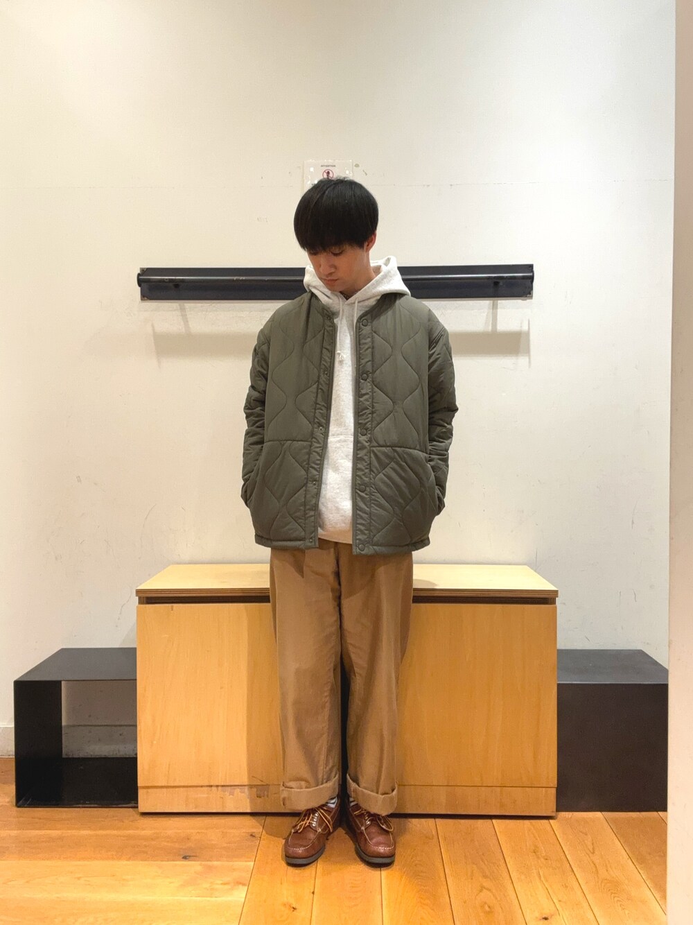 「秋冬コーデ、秋冬、スウェット、パーカー、パーカーコーデ、キルティング、キルトジャケット、アースカラー、冬コーデ、冬、アウター、アウターコーデ、チノパン」｜「URBAN RESEARCH DOORSの裏起毛プルオーバーフーディー（スウェット、グレー系）」を使った、りくとさん（メンズ・170cm）の秋コーディネートの1枚目の写真