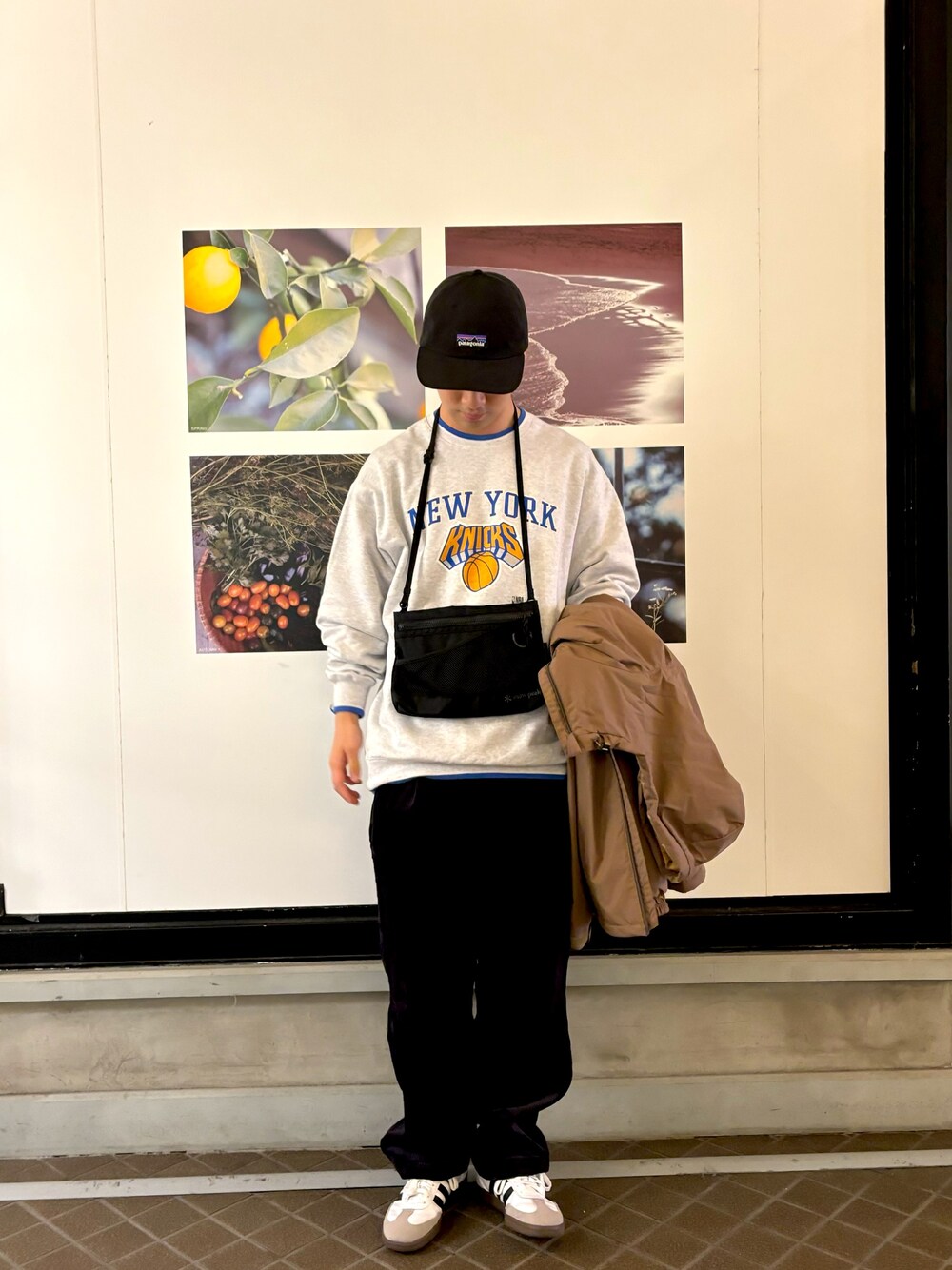 「秋コーデ、秋のコーデ、秋冬コーデ、秋服、秋服準備はじめました、スウェット、コーデュロイ、コーデュロイパンツ、NBA、キャップ、キャップコーデ、ダウンジャケット、アウター、ダウン、ダウンコーデ」｜「URBAN RESEARCH DOORSの『別注』NBA×DOORS　プリントスウェット（スウェット、ブルー系）」を使った、りくとさん（メンズ・170cm）の秋コーディネートの1枚目の写真