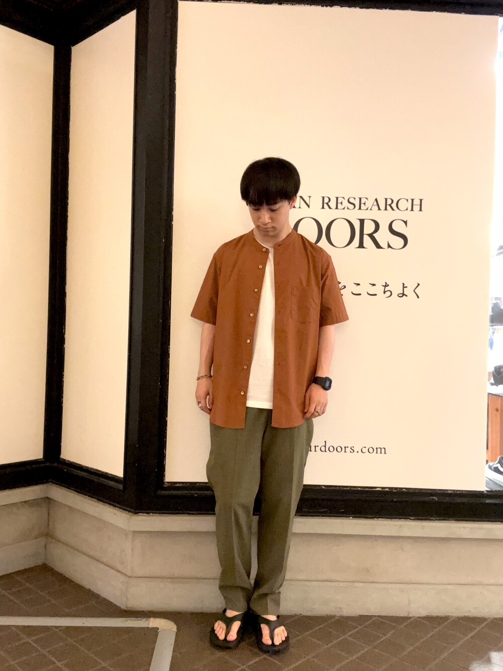 「最旬夏の快適スタイル、最旬夏のお出掛けコーデ、アースカラー、バンドカラーシャツ、サンダル、oofos、シャツスタイル、シャツコーデ、シャツ好き集まれ、スラックス、スラックスパンツ」｜「URBAN RESEARCH DOORSのL/T タイプライター バンドカラーシャツ（シャツ/ブラウス、ブラウン系）」を使った、りくとさん（メンズ・170cm）の夏コーディネートの1枚目の写真
