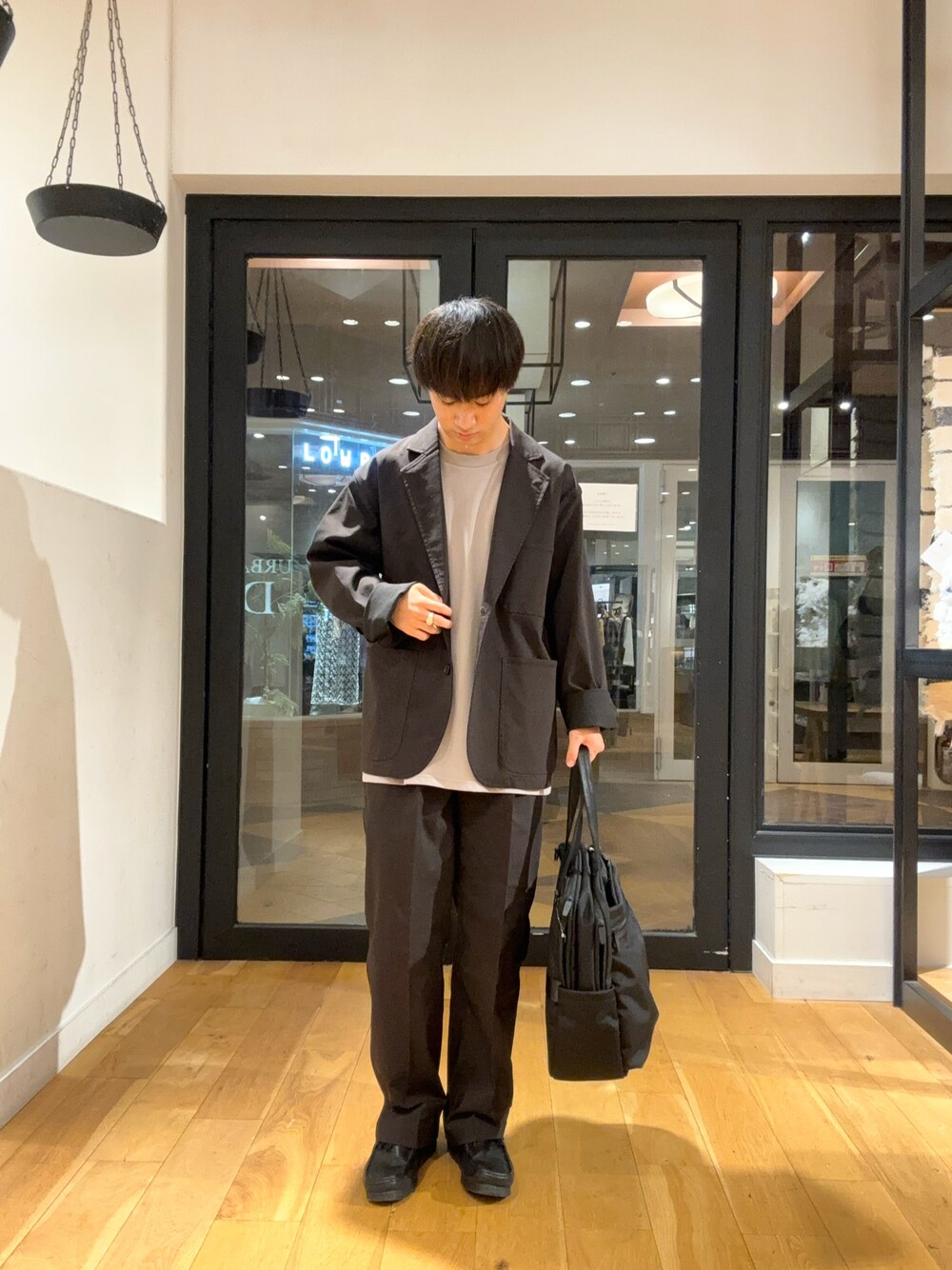 「初秋の羽織りものコーデ、秋カラーコーデ、秋コーデ、秋のコーデ、秋服、秋のお出かけコーデ、季節の変わり目オフィスコーデ、ジャケット、ジャケットスタイル、ジャケットコーデ、セットアップ、セットアップスタイル」｜「PENNEYSの『別注』PENNEYS×DOORS　THE FOX 天竺 Long-Sleeve T-Shirts（Tシャツ/カットソー、グレー系）」を使った、りくとさん（メンズ・170cm）の秋コーディネートの1枚目の写真