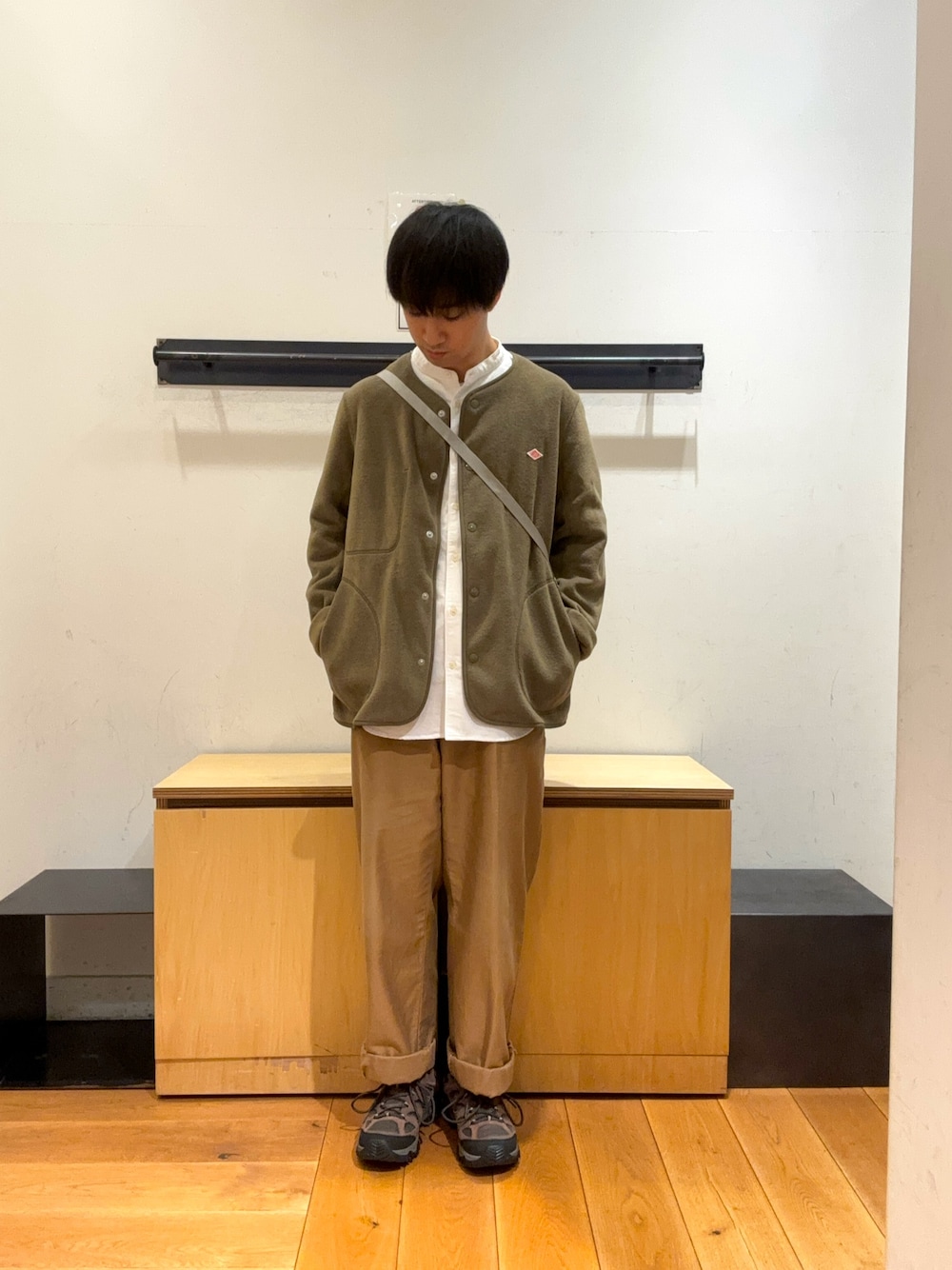 「秋冬コーデ、秋冬、冬コーデ、冬アウター、アウター、フリース、白シャツ、シャツスタイル、シャツ、チノパン、トレッキングシューズ、バッグ」｜「URBAN RESEARCH DOORSの裏起毛オックスバンドカラーシャツ（シャツ/ブラウス、ホワイト系）」を使った、りくとさん（メンズ・170cm）の秋コーディネートの1枚目の写真