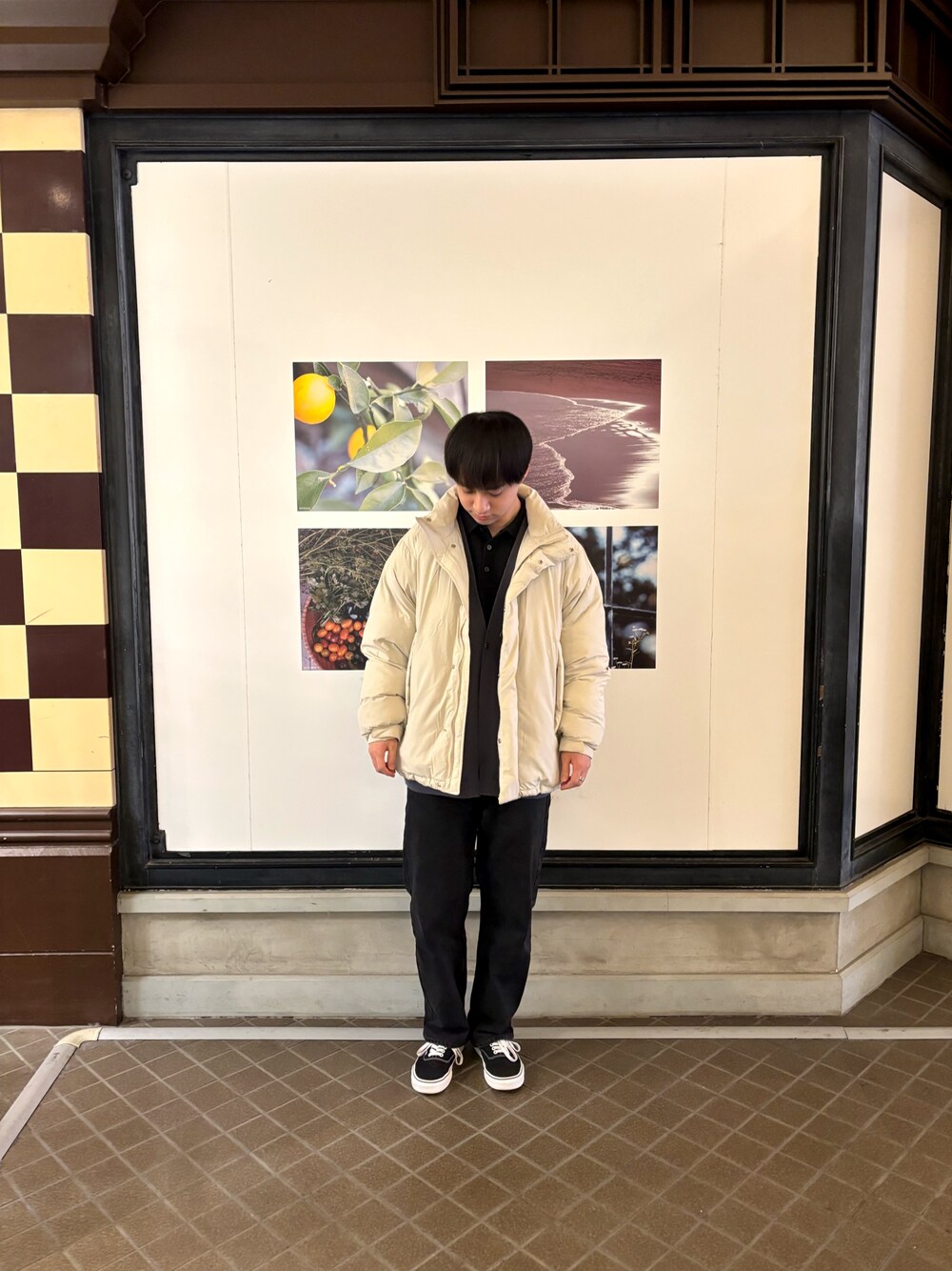 「シンプルコーデ、お出かけコーデ、休日コーデ、大人カジュアル、冬、シンプルスタイル、冬のコーデ、ニットポロシャツ、ポロシャツ、ポロシャツコーデ、カーディガン、カーディガンコーデ、デニム、デニムパンツ、スニーカー」｜「URBAN RESEARCH DOORSの『UR TECH 200日ニット』1ツ釦カーディガン（カーディガン/ボレロ、ブルー系）」を使った、りくとさん（メンズ・170cm）の冬コーディネートの1枚目の写真