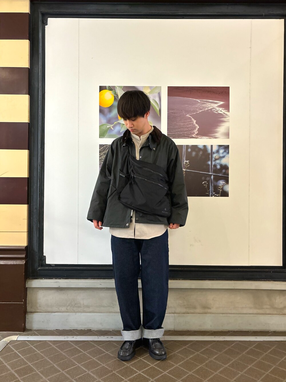 「秋コーデ、秋のコーデ、秋冬コーデ、秋服、秋服準備はじめました、冬コーデ、冬アウター、アウター、バブアー、オイルドジャケット、デニムパンツ、クレマン、スノーピーク、DOORS」｜「Snow Peakの『別注』Snow Peak Apparel×DOORS　Everyday Use Shoulder（ショルダーバッグ、ブラック系）」を使った、りくとさん（メンズ・170cm）の秋コーディネートの1枚目の写真