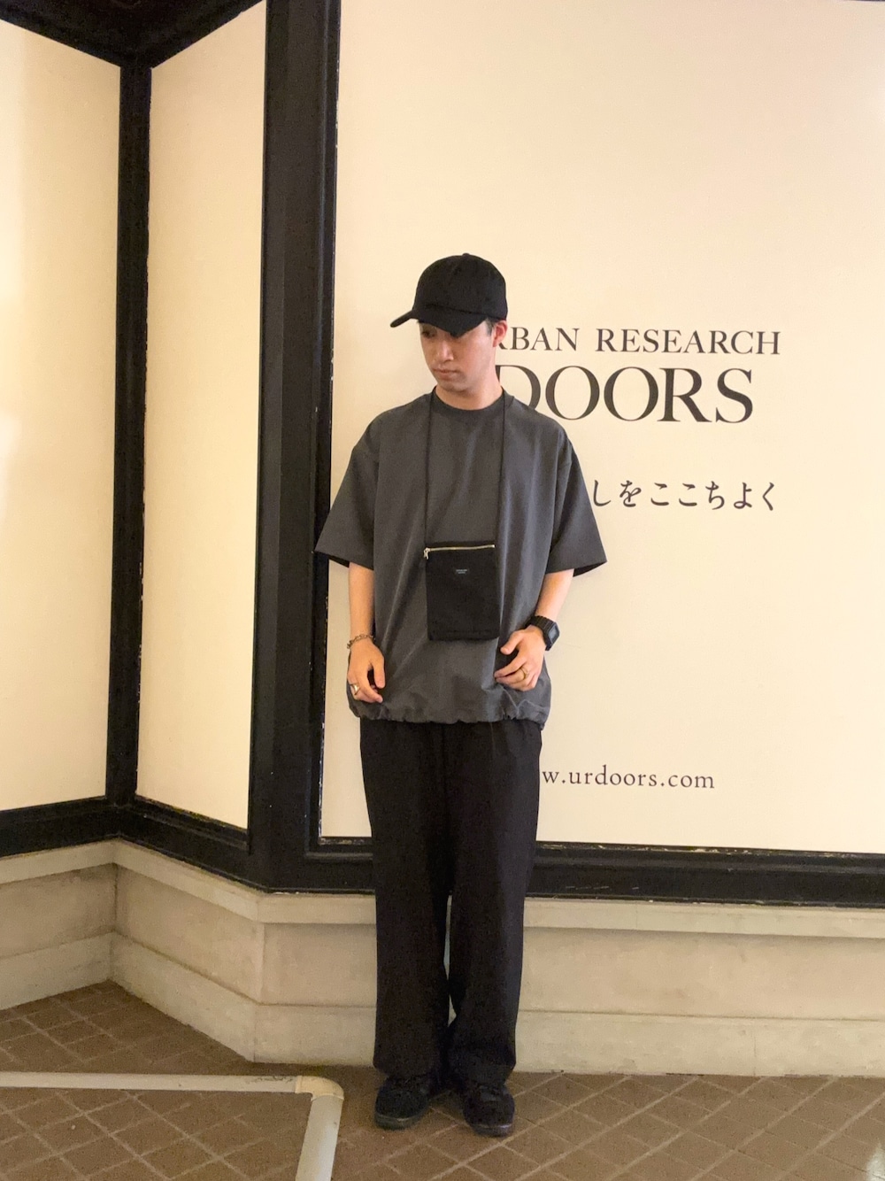 「最旬夏の快適スタイル、最旬夏のお出掛けコーデ、大人カジュアル、オトナカジュアル、カジュアル、カジュアルコーデ、きれいめカジュアル、キャップ」｜「STANDARD SUPPLYの『別注』STANDARD SUPPLY×DOORS　SLING PURSE M/L（ショルダーバッグ、ブラック系）」を使った、りくとさん（メンズ・170cm）の夏コーディネートの1枚目の写真