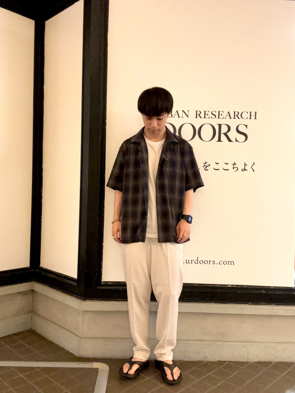 「最旬夏のお出掛けコーデ、最旬夏の快適スタイル、チェックシャツ、チェック、白パンツ、サンダル、oofos、夏コーデ、夏、サマースタイル、サマーコーデ」｜「URBAN RESEARCH DOORSのTRツイルテーパードトラウザー（その他パンツ、ベージュ系）」を使った、りくとさん（メンズ・170cm）の夏コーディネートの1枚目の写真