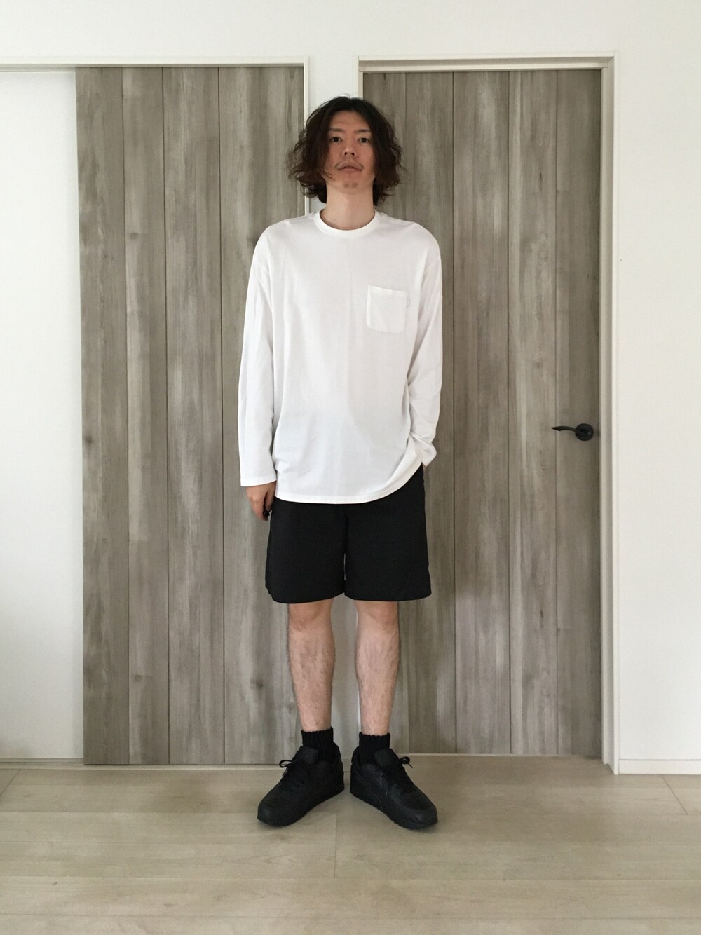 「ロンT、ショートパンツ、黒スニーカー」｜「post amenitiesのpost amenities Last Long Sleeve 2020 (PACT002)（Tシャツ/カットソー、ホワイト系）」を使った、甲斐マイクさん（メンズ・183cm）の夏コーディネートの1枚目の写真