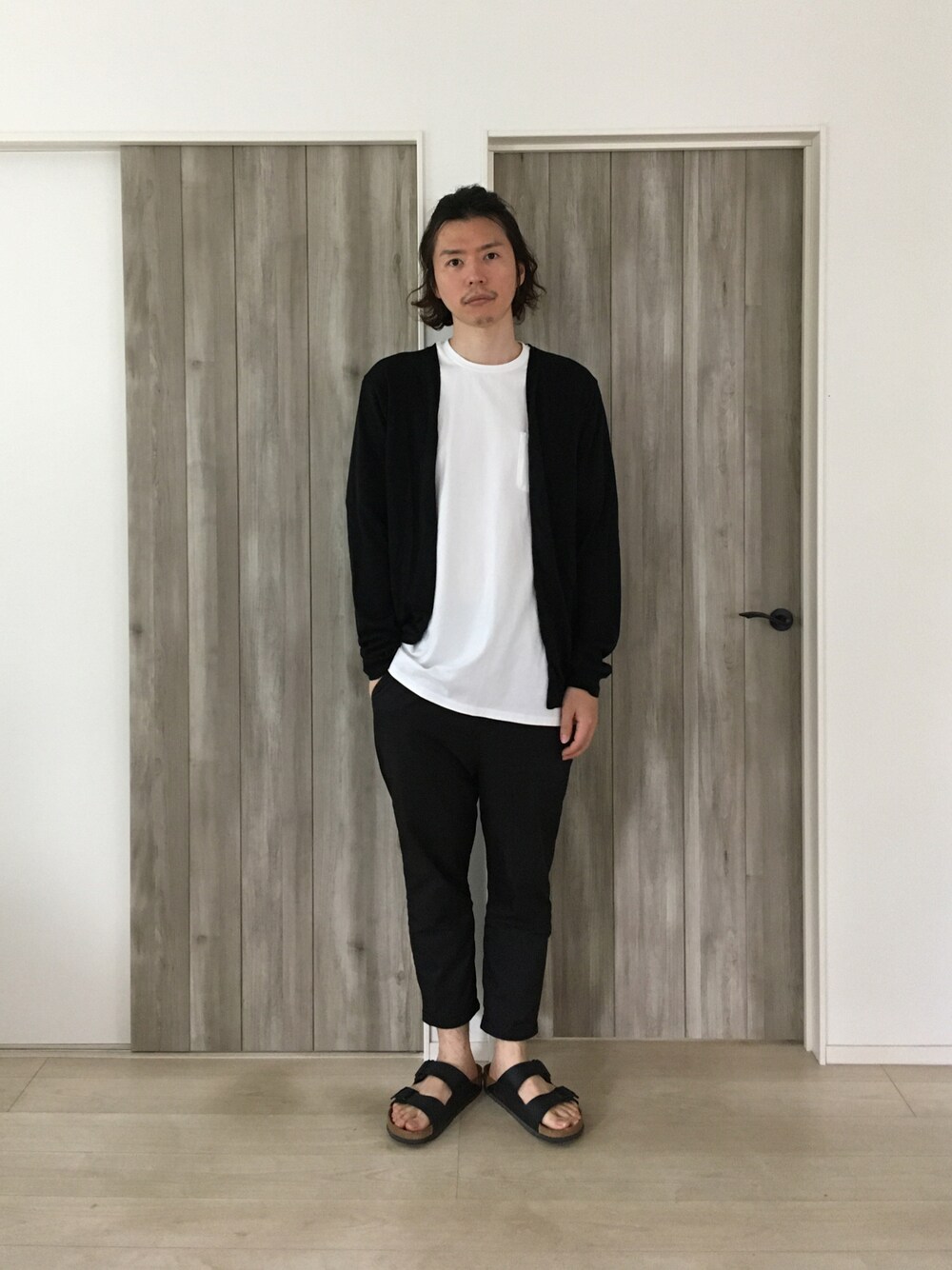 「ラフ、白Tシャツ、ブラック、キレイめ、サンダル、ビルケンシュトック、カーディガン」｜「post amenitiesのToo Easy Pants（その他パンツ、その他）」を使った、甲斐マイクさん（メンズ・183cm）の夏コーディネートの1枚目の写真