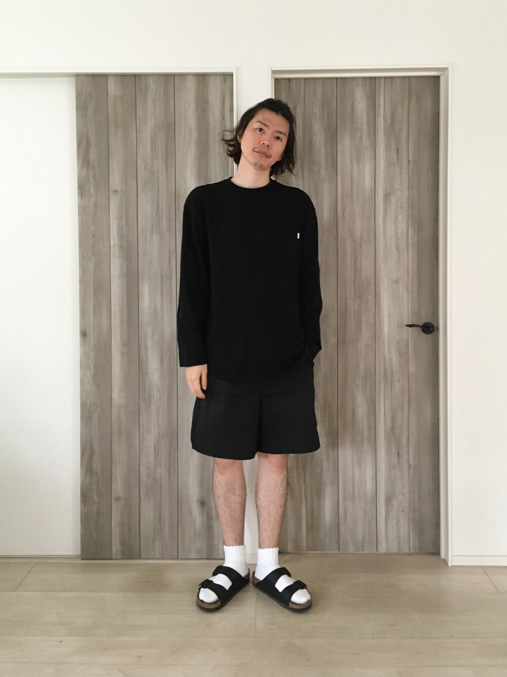 「ラフ、ロンT、ブラック、サンダル、ビルケンシュトック、ショートパンツ」｜「BIRKENSTOCKのBIRKENSTOCK/ビルケンシュトック ARIZONA/アリゾナ (UNISEX size variation)（サンダル、ブラック系）」を使った、甲斐マイクさん（メンズ・183cm）の夏コーディネートの1枚目の写真