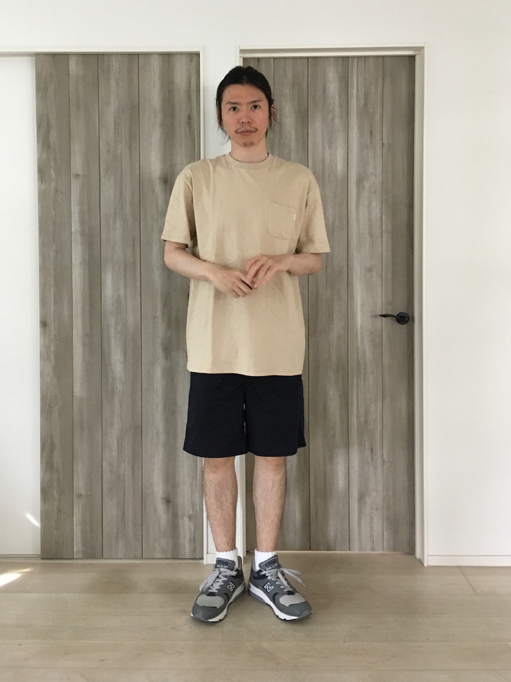 「ベージュ、ショートパンツ、ニューバランス」｜「post amenitiesのpost amenities PerfecTee 2020 (PACT001)（Tシャツ/カットソー、ホワイト系）」を使った、甲斐マイクさん（メンズ・183cm）の夏コーディネートの1枚目の写真