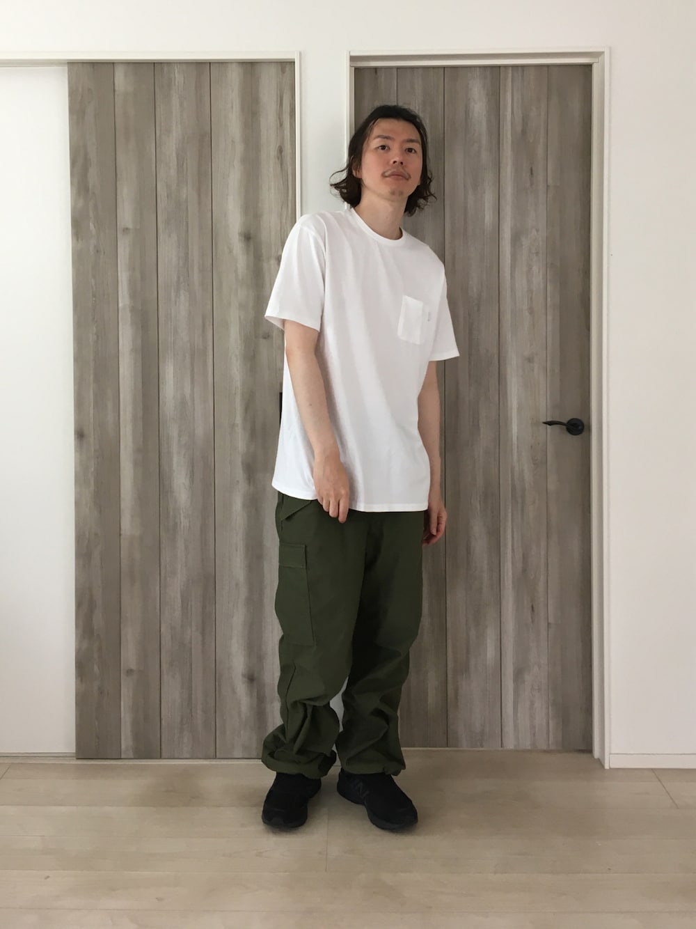 「古着MIX、古着、白Tシャツ、カーゴパンツ、ニューバランス」｜「post amenitiesのpost amenities PerfecTee 2020 (PACT001)（Tシャツ/カットソー、ホワイト系）」を使った、甲斐マイクさん（メンズ・183cm）の夏コーディネートの1枚目の写真
