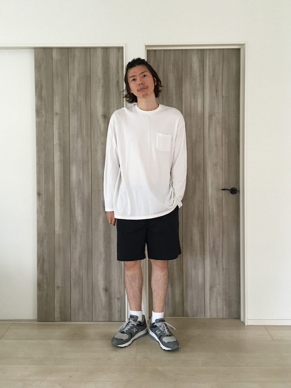 「ラフ、きれいめカジュアル、白Tシャツ、ラクチンコーデ、休日スタイル、Tシャツ/カットソー、大人カジュアル、ストリートコーデ、ロンT、New Balance」｜「post amenitiesのpost amenities Last Long Sleeve 2020 (PACT002)（Tシャツ/カットソー、ホワイト系）」を使った、甲斐マイクさん（メンズ・183cm）の夏コーディネートの1枚目の写真