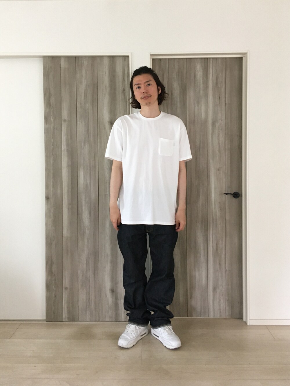 「ストリートコーデ、白Tシャツ、夏だ！Tシャツ着よう！、Tシャツ/カットソー、スニーカーコーデ、デニム」｜「post amenitiesのpost amenities 101 Regular Fit Jeans (PAPT001)（デニムパンツ、ブルー系）」を使った、甲斐マイクさん（メンズ・183cm）の夏コーディネートの1枚目の写真