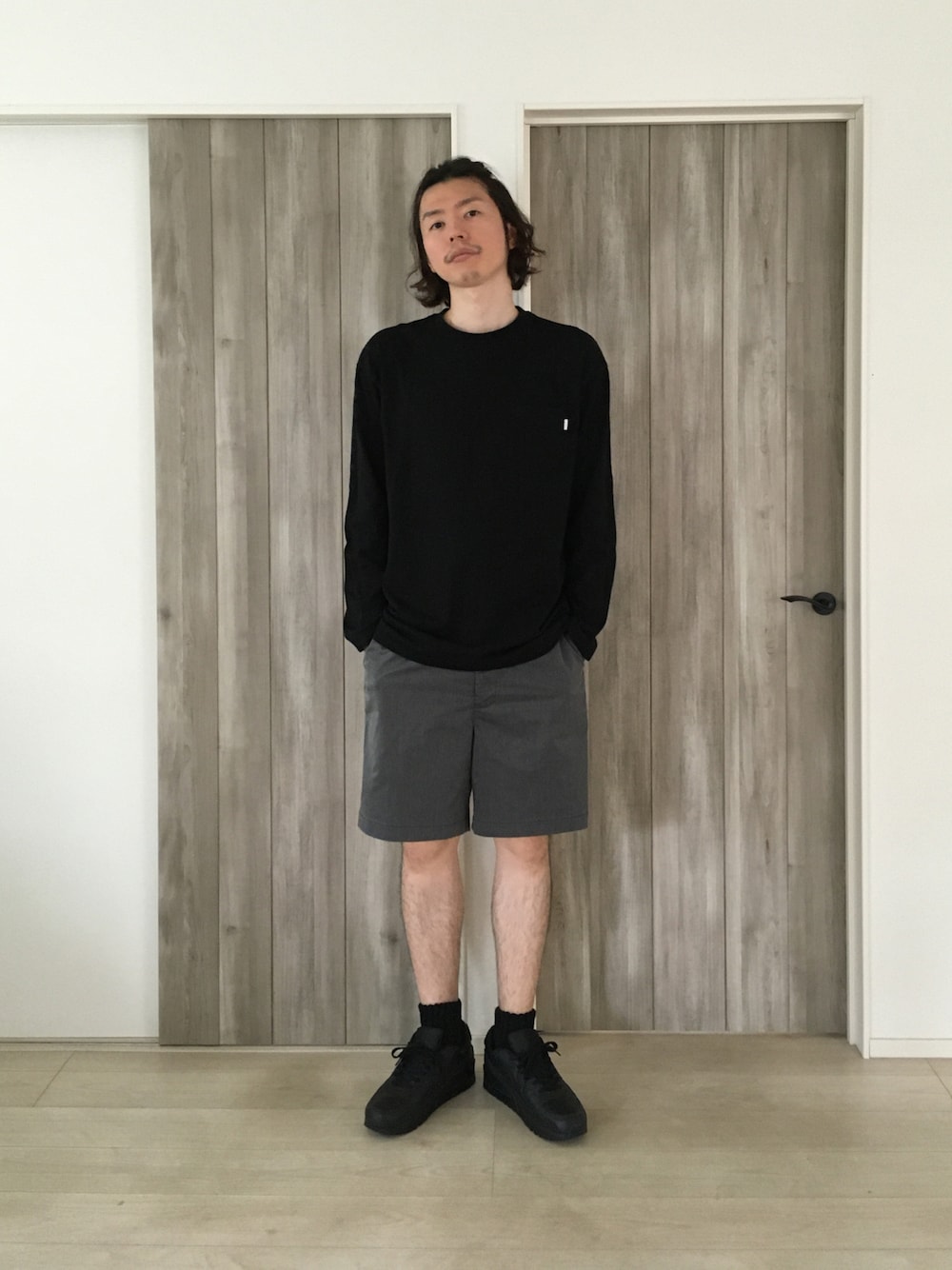 「ロンT、ショートパンツ、NIKE」｜「post amenitiesのToo Easy Shorts（その他パンツ、その他）」を使った、甲斐マイクさん（メンズ・183cm）の夏コーディネートの1枚目の写真