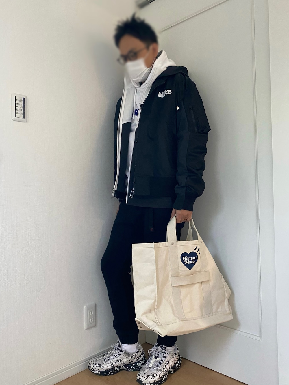 Girls Don't Cryのトートバッグを使った人気ファッション