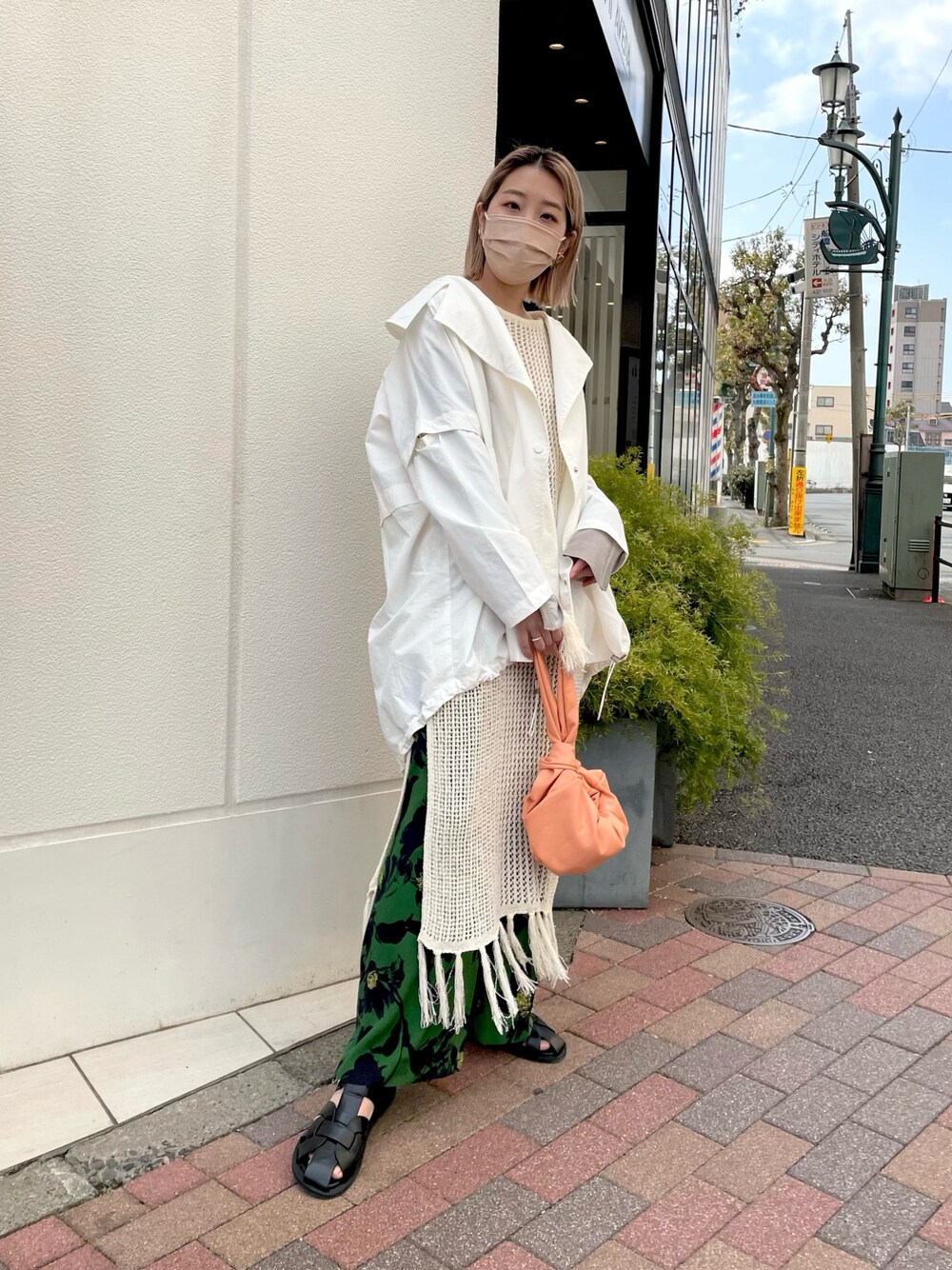 「レイヤードスタイル、春アウター、オレンジ、パンツスタイル、大人カジュアル、きれいめカジュアル、ハイトーンカラー、春コーデ、ホワイトアウター、柄パンツ、春服」｜「CAPRICIEUX LE'MAGEの2WAYトレンチ風ブルゾン（ブルゾン、ホワイト系）」を使った、kuriさん（レディース・162cm）の春コーディネートの1枚目の写真