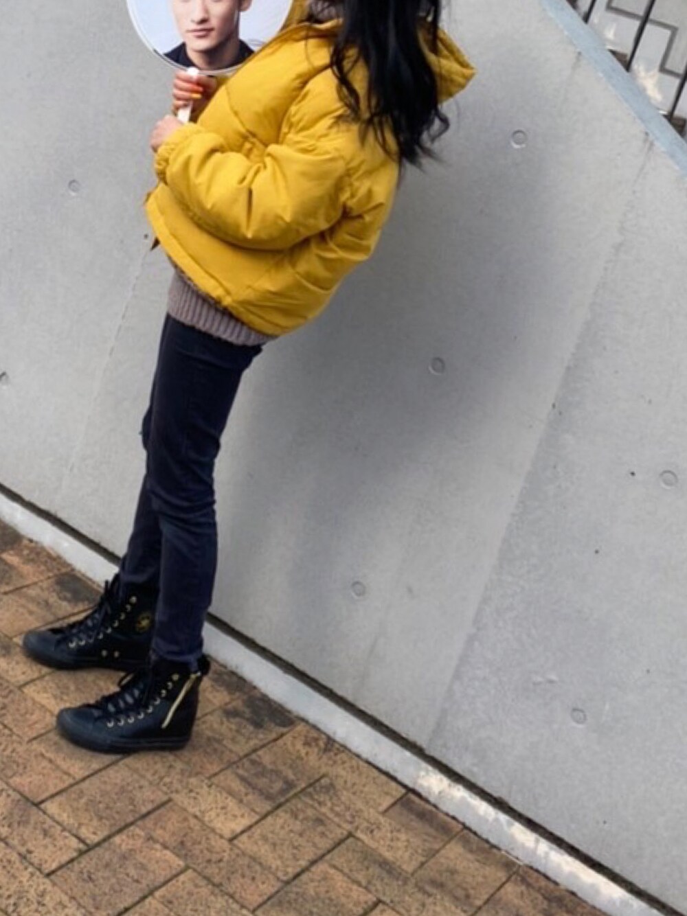 「参戦服、snowman、タートルネックセーター、インヒールスニーカー、converse、WEGO」｜「CONVERSEのアイテム（スニーカー、ブラック系）」を使った、Haru.さん（レディース・153cm）の春コーディネートの1枚目の写真