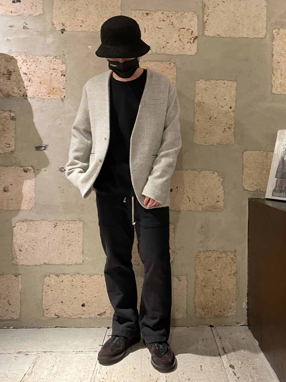 「B2nd、ビーセカンド、ジャケット、ウール、ワイドパンツ、スラックス、ゆるコーデ、スニーカー、スエード、バケットハット」｜「B'2ndのLAid Back (レイドバック)WOOL JACKET ウール ノーカラージャケット（テーラードジャケット、グレー系）」を使った、yuto。さん（メンズ・169cm）の冬コーディネートの1枚目の写真