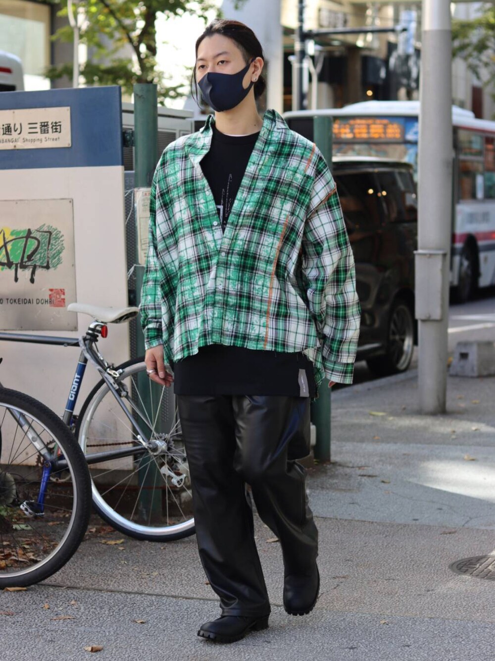 「B2nd、ビーセカンド、秋コーデ、ストリートMIX、ビッグシルエット、チェック、レザー、シャツ、プリントT、フレアパンツ」｜「A4AのA4A/エーフォーエー/FRAME LST（Tシャツ/カットソー、ブラック系）」を使った、yuto。さん（メンズ・169cm）の秋コーディネートの1枚目の写真