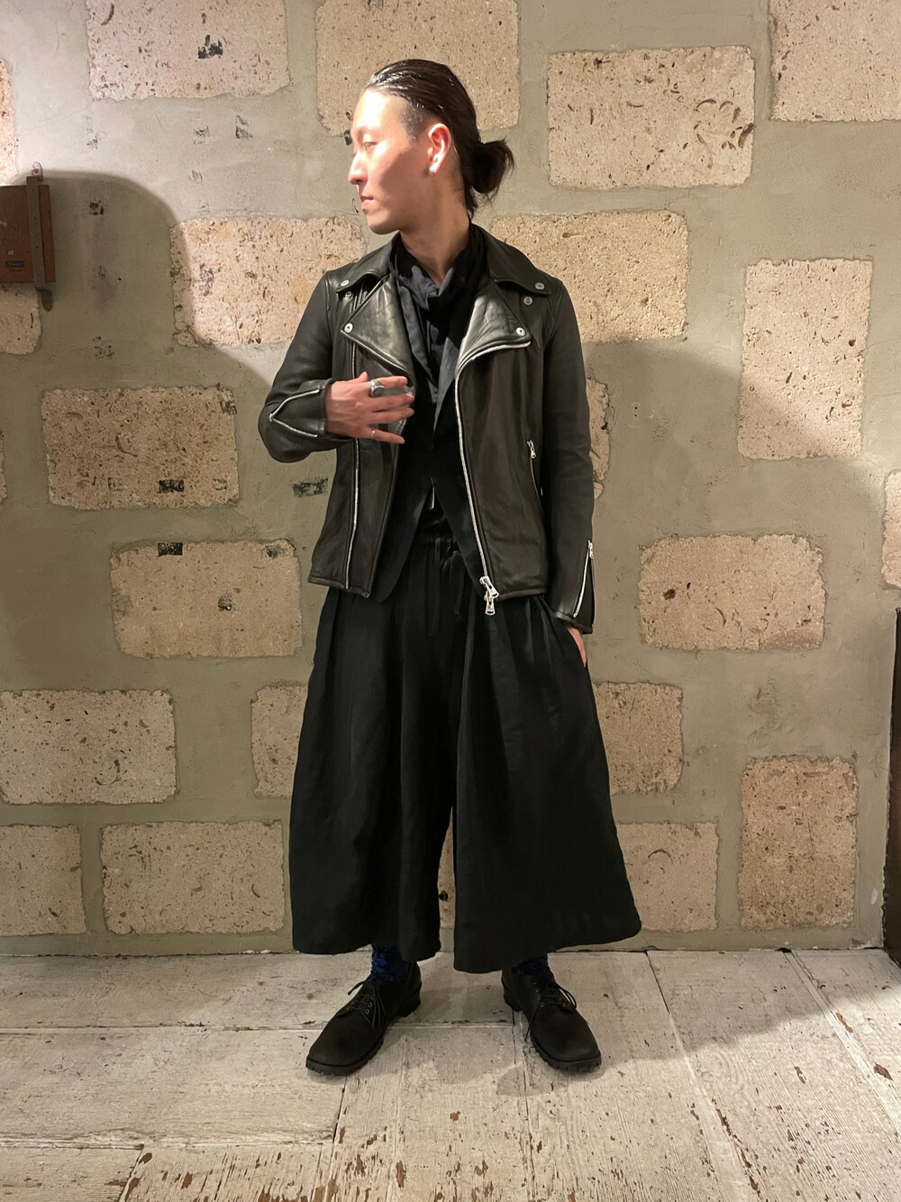 「レザー、ブラック、ライダース、黒、革靴、モード、backlash、B2nd、秋コーデ、ビーセカンド」｜「ISAMU KATAYAMA BACKLASHのISAMUKATAYAMA BACKLASH（イサムカタヤマバックラッシュ）スペインシープダブルライダース（ライダースジャケット、ブラック系）」を使った、yuto。さん（メンズ・169cm）の秋コーディネートの1枚目の写真