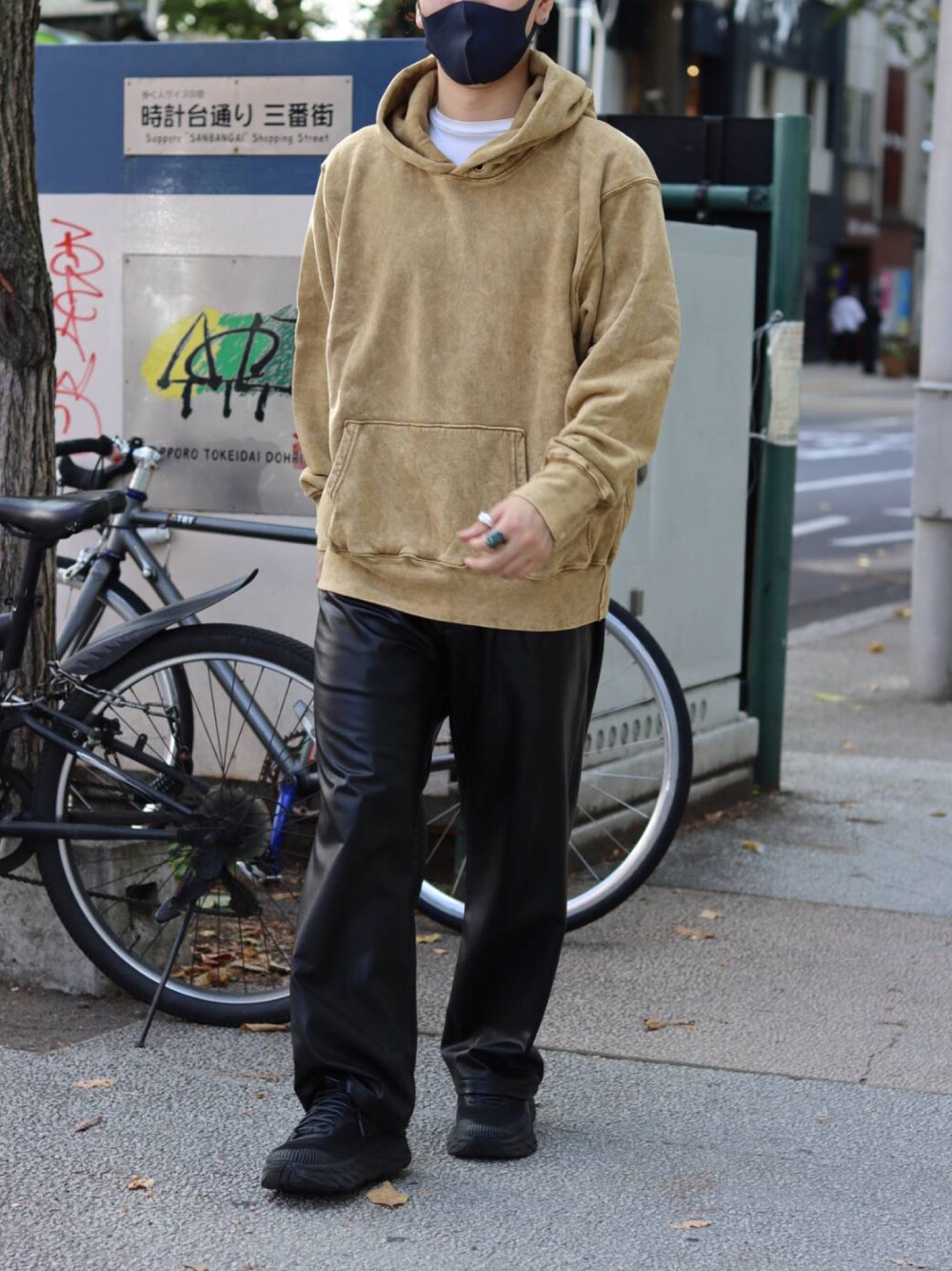 「B2nd、ビーセカンド、秋コーデ、シンプルコーデ、オトナカジュアル、ビッグシルエット、レザー、ワイドパンツ、パーカー、キレイめ」｜「LUSORのLUSOR（ルーソル）Ecoleather W SLACKS エコレザーワイドスラックス（スラックス、ブラック系）」を使った、yuto。さん（メンズ・169cm）の秋コーディネートの1枚目の写真