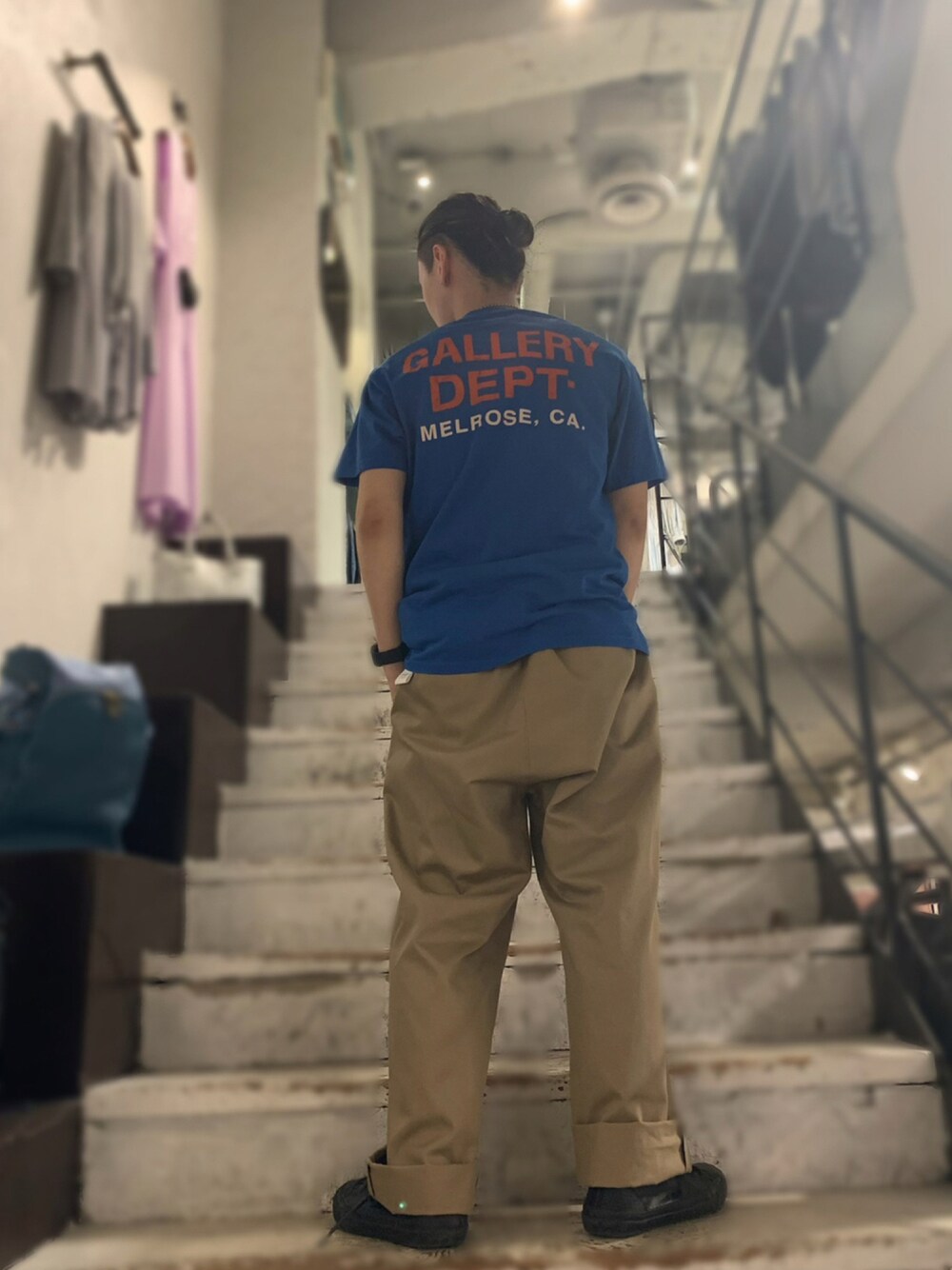 「B2nd、ビーセカンド、GALLERY DEPT.、Tシャツ、ブルー、ワイドパンツ、チノパン、シンプルコーデ、夏コーデ、LUSOR」｜「LUSORのLUSOR（ルーソル）WIDE CHINO PT（その他パンツ、グリーン系）」を使った、yuto。さん（メンズ・169cm）の夏コーディネートの1枚目の写真