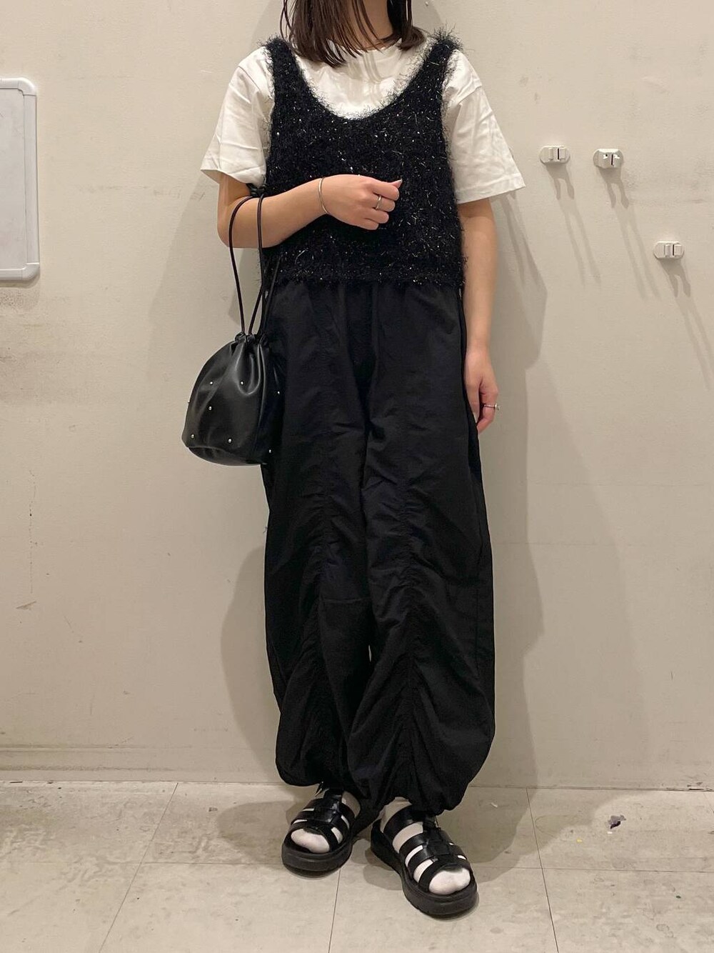 「低身長、ベーシック/シンプル、着痩せ・細見え、夏コーデ、ローリーズスタイル_LOWRYS FARM、大人女子カジュアル_LOWRYS FARM」｜「LOWRYS FARMのスタッズキンチャクショルダー 109910（ショルダーバッグ、ブラック系）」を使った、ゆゆはさん（レディース・153cm）の夏コーディネートの1枚目の写真