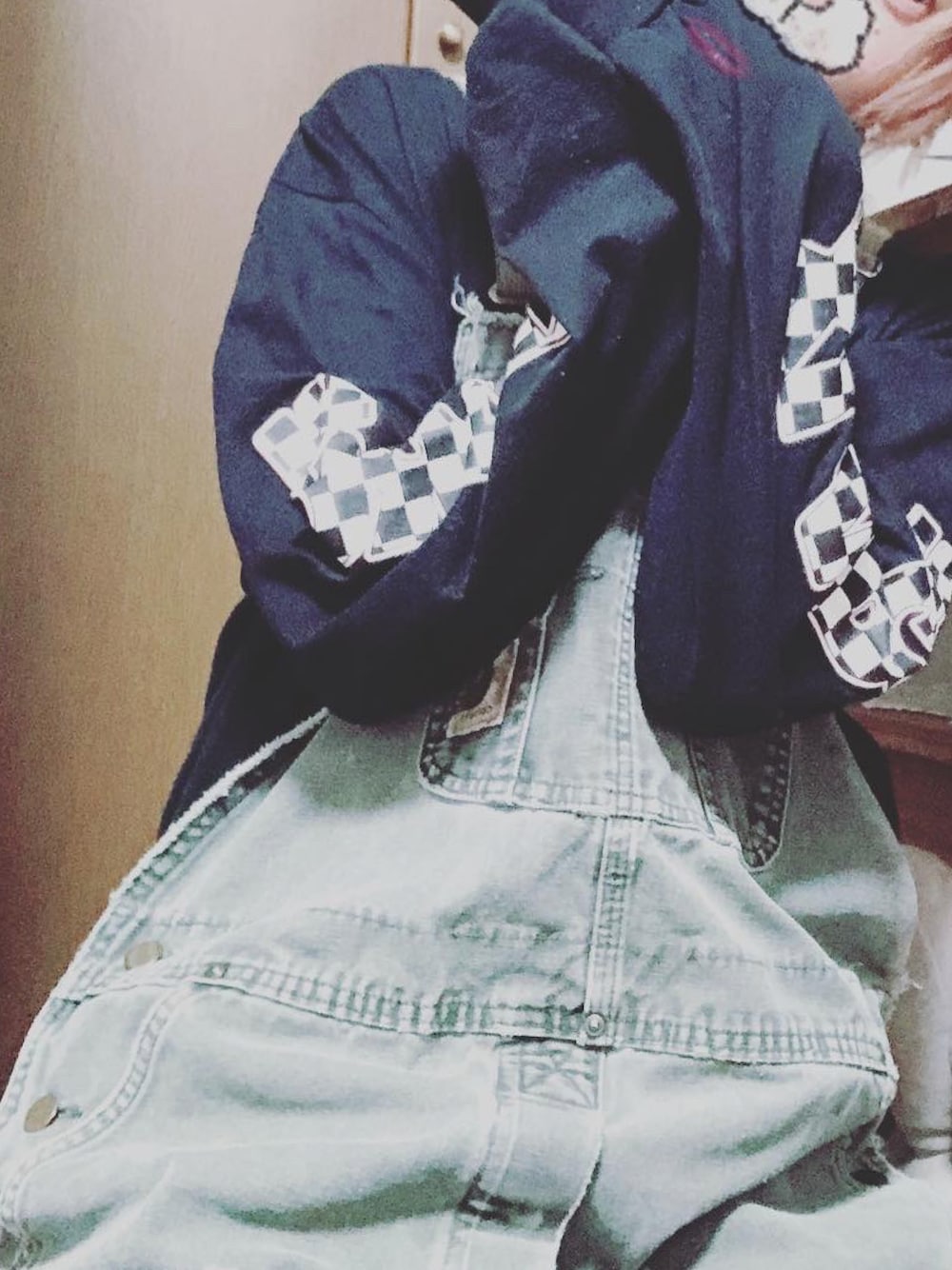 「古着、XLARGE、カーハートオーバーオール」｜「XLARGEのアイテム（Tシャツ/カットソー、ブラック系）」を使った、ピョン吉さん（レディース・163cm）の冬コーディネートの1枚目の写真