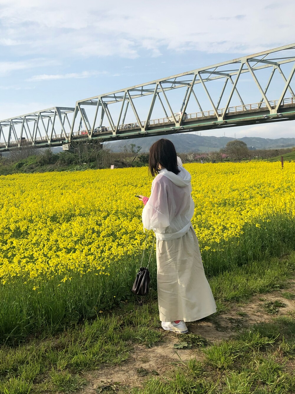 「春服、今日のコーデ、低身長、春カラー、低身長コーデ、スニーカー、シアー、シアートップス、ピンク」｜「w closetのシアーナイロンドロップショルダーフードZIP（ナイロンジャケット、ホワイト系）」を使った、みらさん（レディース・154cm）の春コーディネートの1枚目の写真