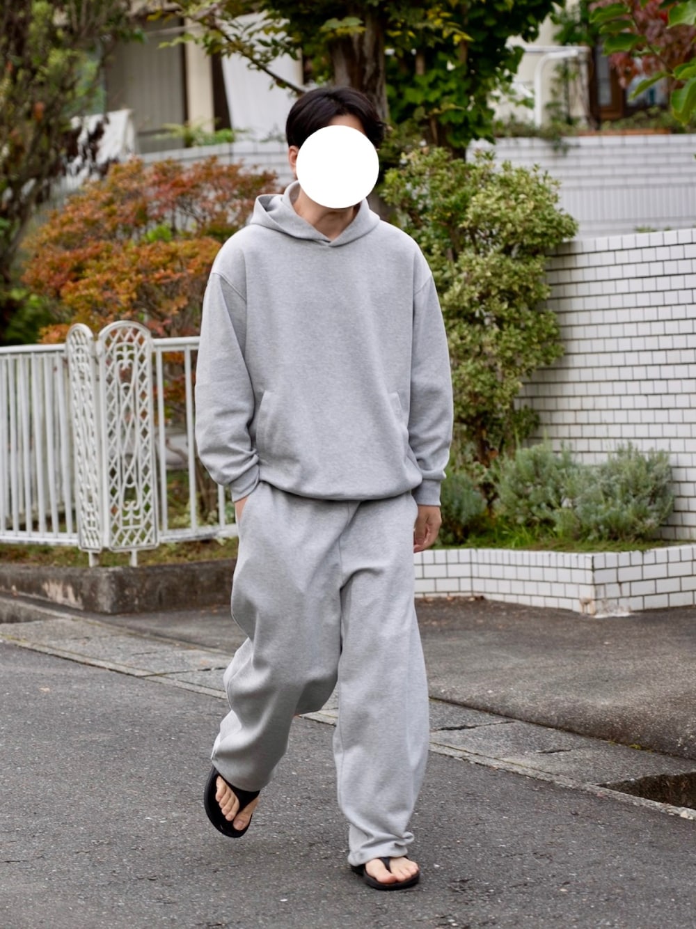 「UNIQLO、UNIQLOコーデ、UNIQLOC、oofos、シンプルスタイル、カジュアルコーデ、ワイドパンツ、パーカー、スウェット、スウェットパンツ、スウェットコーデ、フーディー、サンダル、部屋着、リラックススタイル」｜「UNIQLOのアイテム（パーカー、グレー系）」を使った、甘党さん（メンズ・177cm）の秋コーディネートの1枚目の写真
