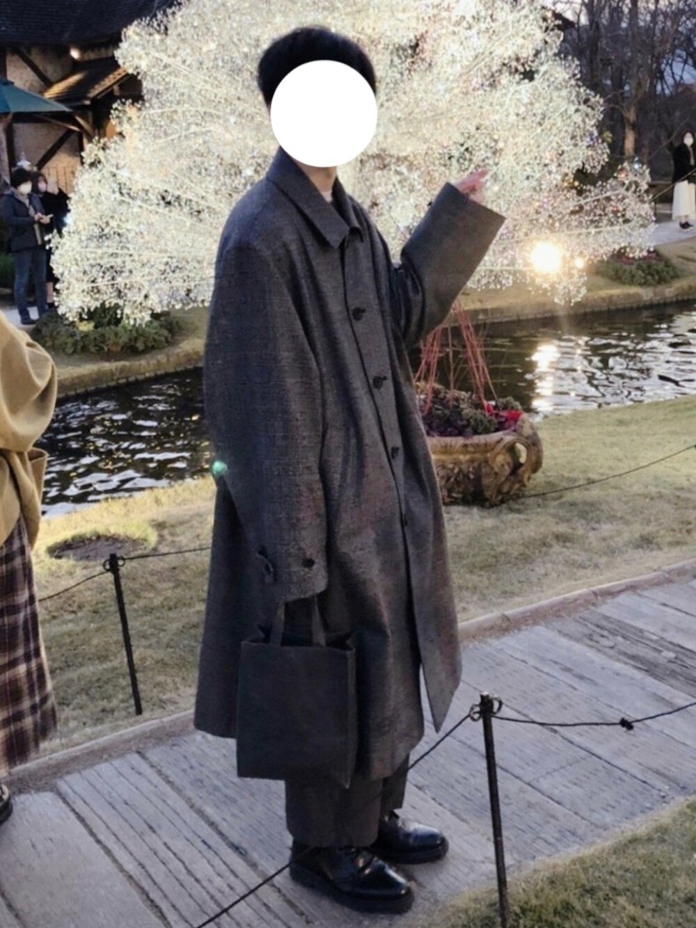 「秋服コーデ、stein、Dr.Martens、SIWA、おしゃれさんと繋がりたい、シンプルコーデ、秋冬コーデ、シンプル、大人カジュアル、秋のコーデ、秋、きれいめ、リラックススタイル、秋服まるっと大公開、ステンカラーコート」｜「steinのアイテム（ステンカラーコート、グレー系）」を使った、甘党さん（メンズ・177cm）の秋コーディネートの1枚目の写真