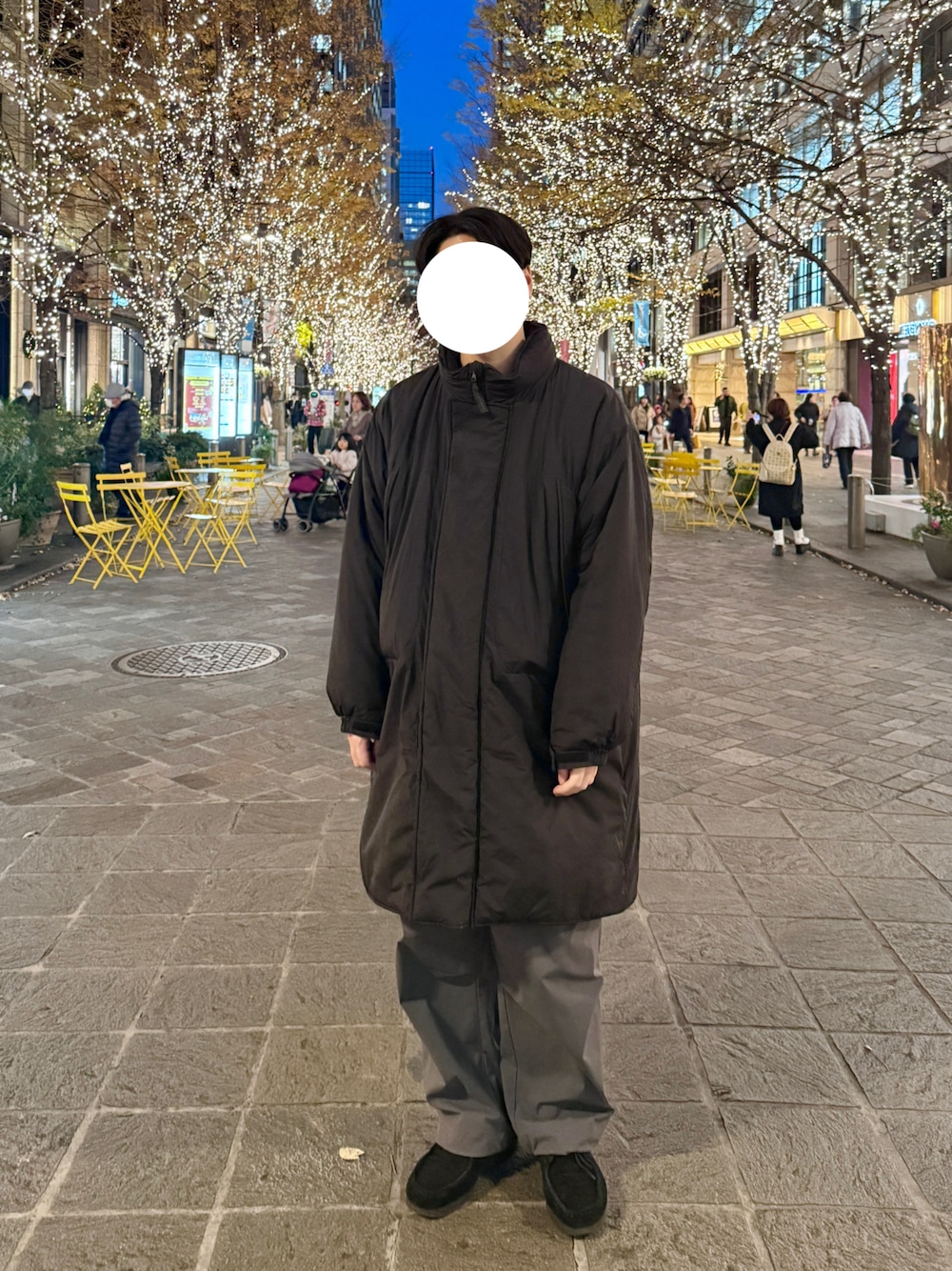 「冬コーデ、WILDTHINGS、WYM、clarks、カジュアルコーデ、リラックススタイル、オトナカジュアル、お出かけコーデ、冬のコーデ、冬服、メンズファッション、黒コーデ、パンツスタイル、モンスターパーカー、ベーシック/トラッド」｜「WILD THINGSの『別注』WILD THINGS×URBS　モンスターパーカー（ダウンジャケット/コート、ブラック系）」を使った、甘党さん（メンズ・177cm）の冬コーディネートの1枚目の写真