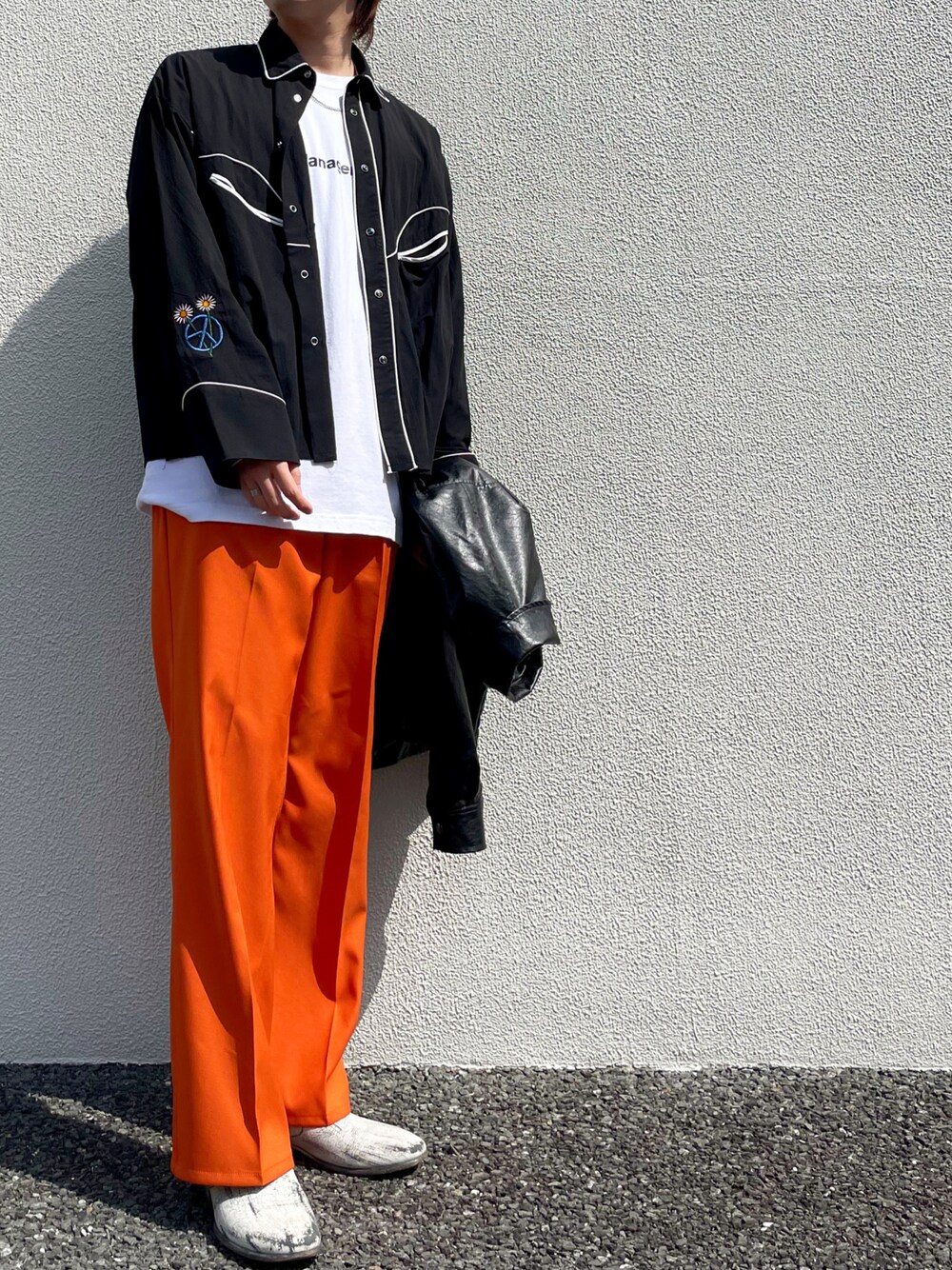 オレンジ系のその他パンツ、ブラック系のシャツ/ブラウス、ホワイト系のTシャツ/カットソーを着用したメンズの春コーディネートの1枚目の写真