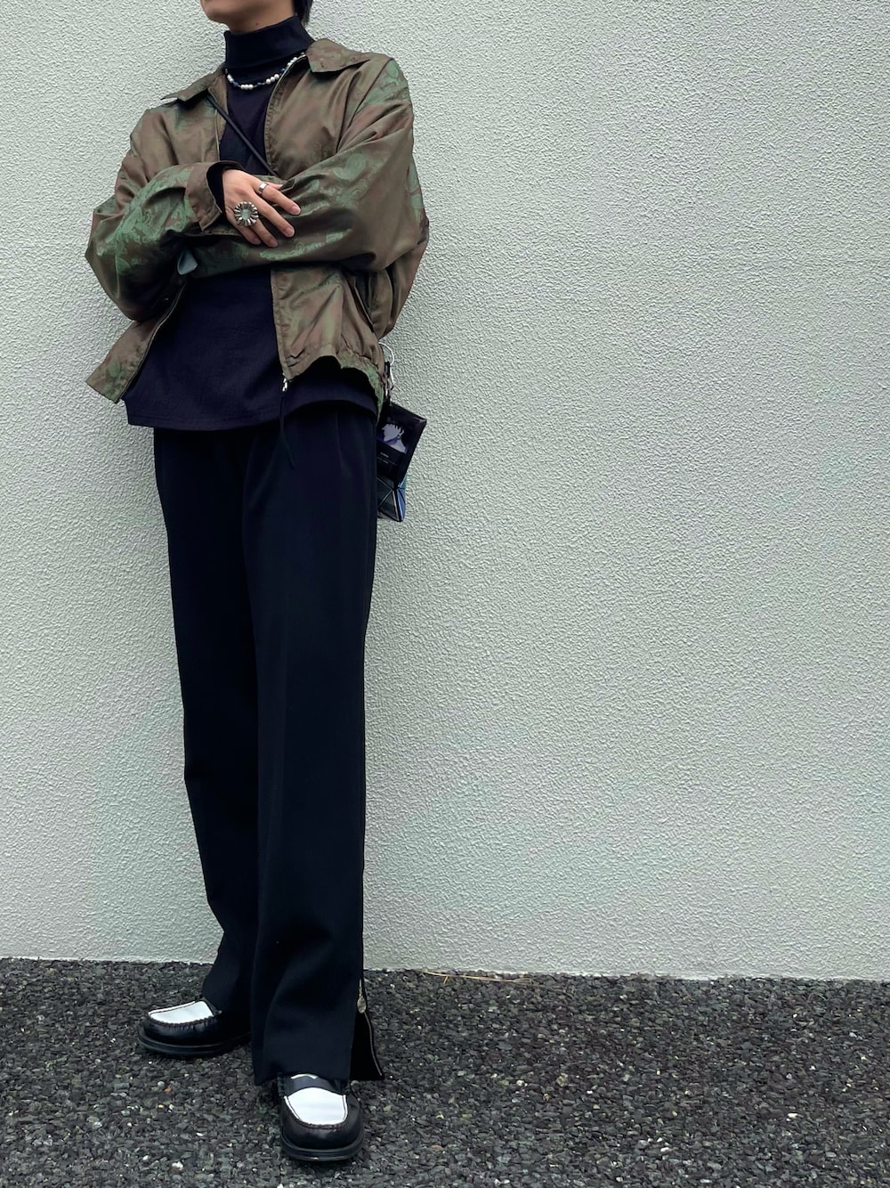 グリーン系のジャケット/アウター、ブラック系のその他パンツ、ブラック系のローファーを着用したメンズの秋コーディネートの1枚目の写真